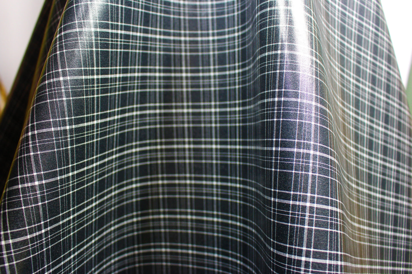 Tissus haute couture. Tissus au mètre pas cher. Tissus pas cher. Acheter tissus au mètre. Tissus français. Tissus de grandes maisons. Tissus haut de gamme. Tissus pour collection. Tissus pour createur. Jeune createur. Laine. Soie. Coton. Lin.