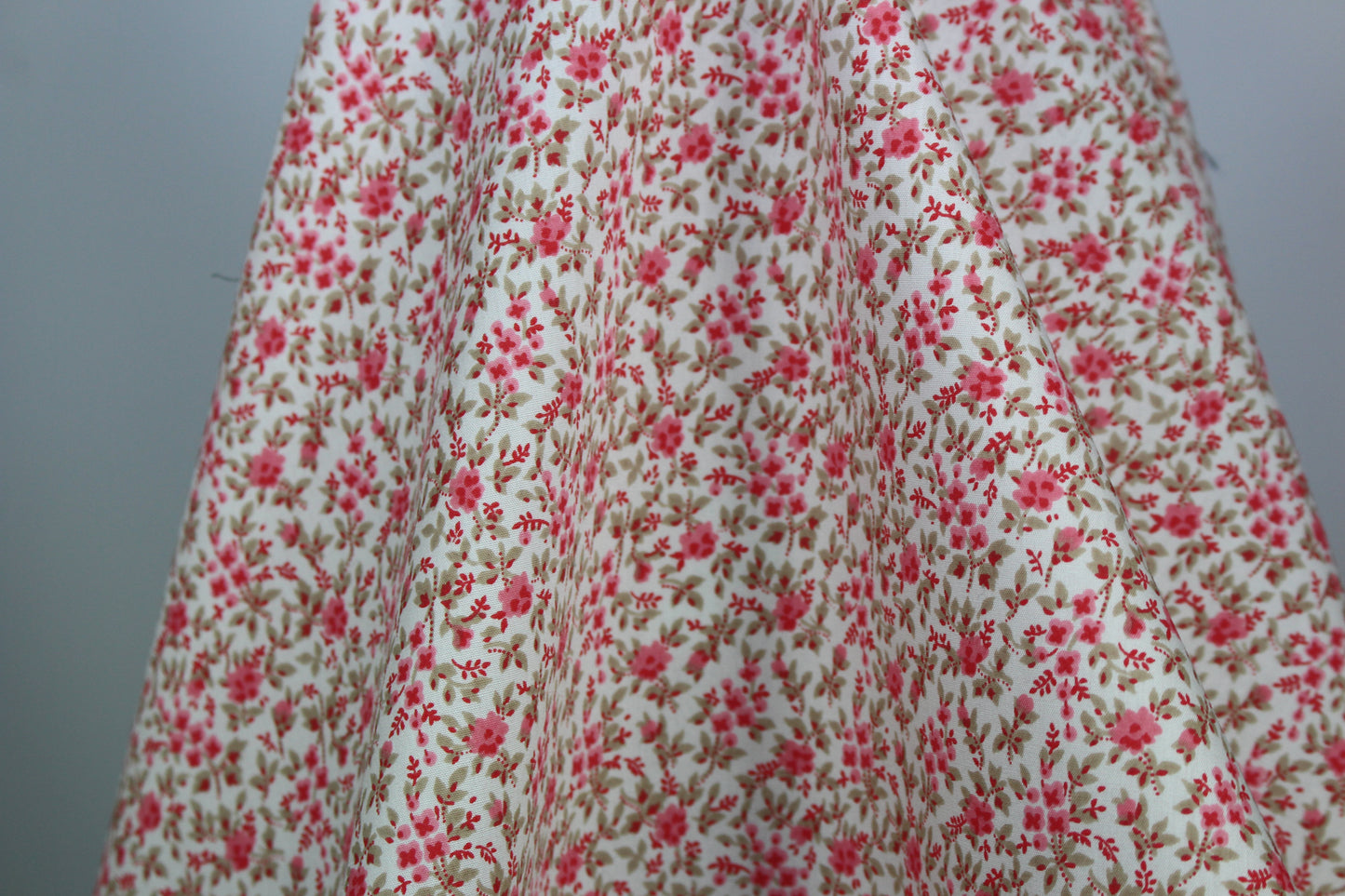 Tissus haute couture. Tissus au mètre pas cher. Tissus pas cher. Acheter tissus au mètre. Tissus français. Tissus de grandes maisons. Tissus haut de gamme. Tissus pour collection. Tissus pour createur. Jeune createur. Laine. Soie. Coton. Lin.