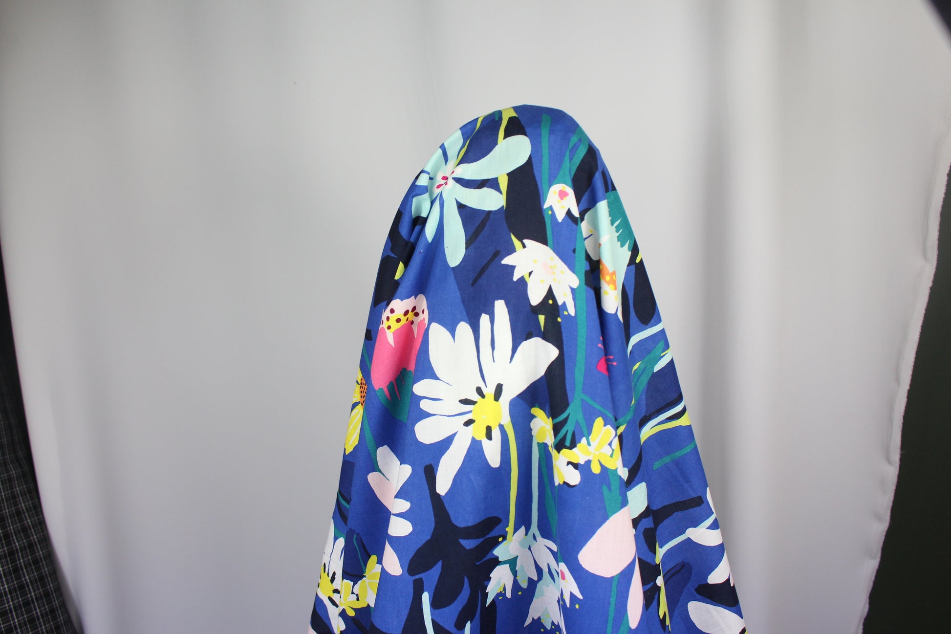 Tissus haute couture. Tissus au mètre pas cher. Tissus pas cher. Acheter tissus au mètre. Tissus français. Tissus de grandes maisons. Tissus haut de gamme. Tissus pour collection. Tissus pour createur. Jeune createur. Laine. Soie. Coton. Lin.