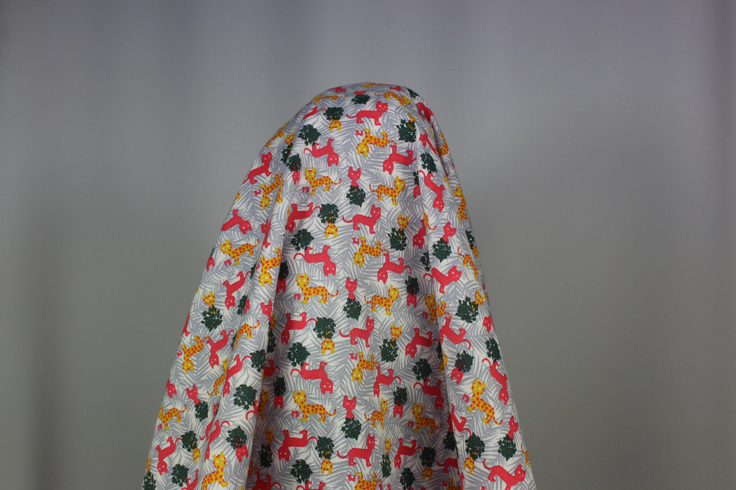 Tissus haute couture. Tissus au mètre pas cher. Tissus pas cher. Acheter tissus au mètre. Tissus français. Tissus de grandes maisons. Tissus haut de gamme. Tissus pour collection. Tissus pour createur. Jeune createur. Laine. Soie. Coton. Lin.