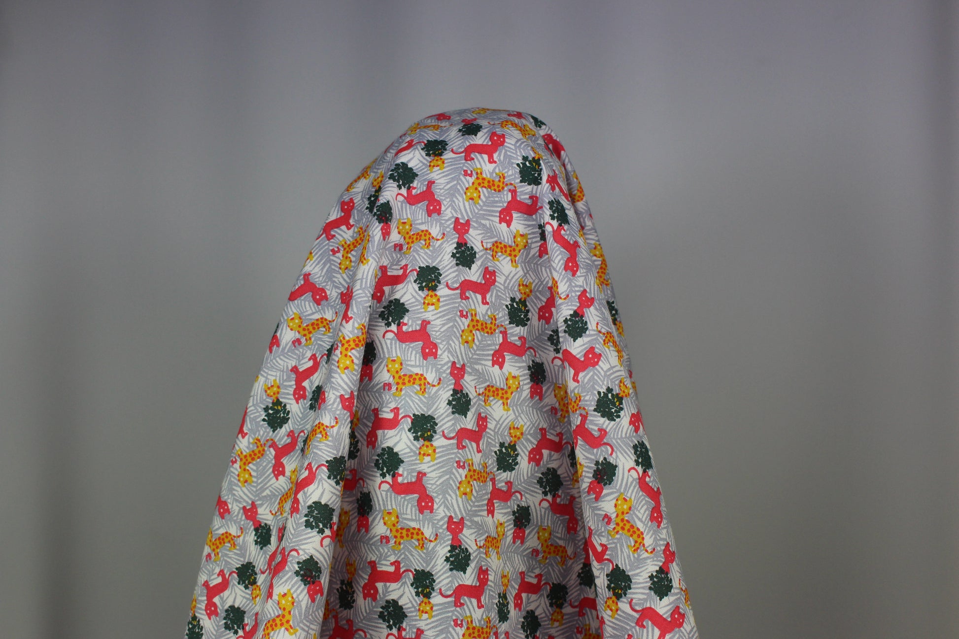 Tissus haute couture. Tissus au mètre pas cher. Tissus pas cher. Acheter tissus au mètre. Tissus français. Tissus de grandes maisons. Tissus haut de gamme. Tissus pour collection. Tissus pour createur. Jeune createur. Laine. Soie. Coton. Lin.