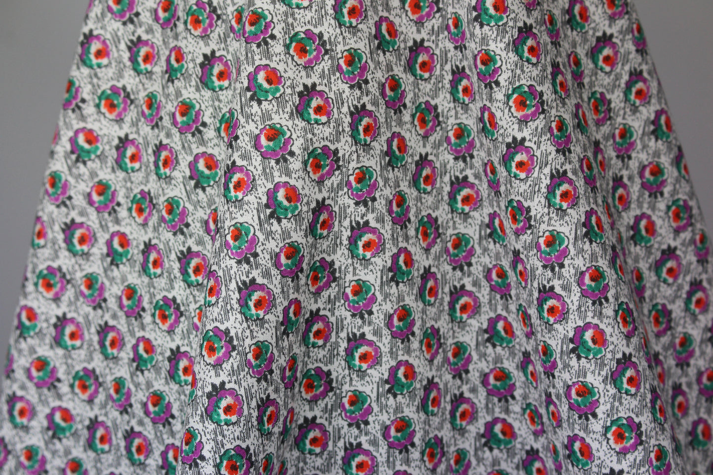 Tissus haute couture. Tissus au mètre pas cher. Tissus pas cher. Acheter tissus au mètre. Tissus français. Tissus de grandes maisons. Tissus haut de gamme. Tissus pour collection. Tissus pour createur. Jeune createur. Laine. Soie. Coton. Lin.