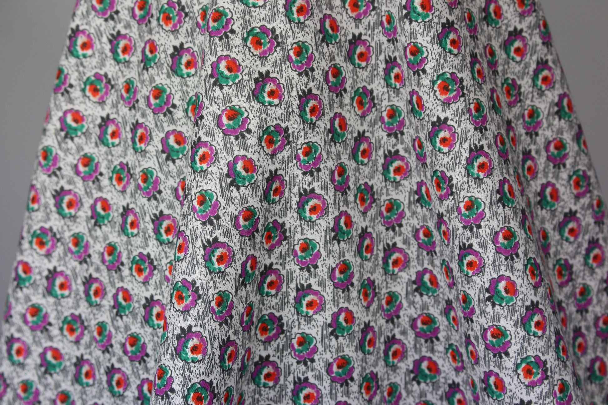 Tissus haute couture. Tissus au mètre pas cher. Tissus pas cher. Acheter tissus au mètre. Tissus français. Tissus de grandes maisons. Tissus haut de gamme. Tissus pour collection. Tissus pour createur. Jeune createur. Laine. Soie. Coton. Lin.