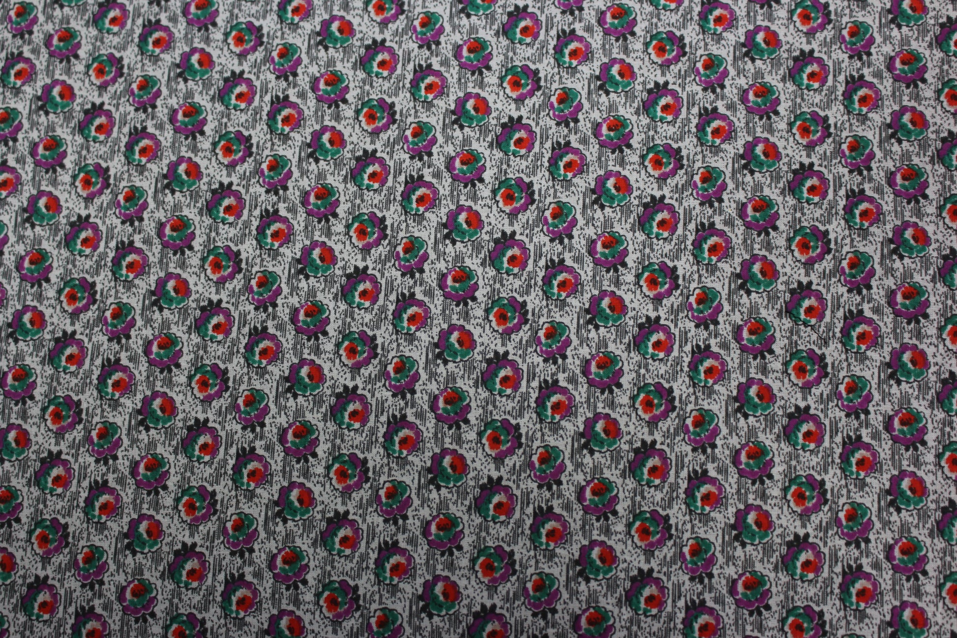 Tissus haute couture. Tissus au mètre pas cher. Tissus pas cher. Acheter tissus au mètre. Tissus français. Tissus de grandes maisons. Tissus haut de gamme. Tissus pour collection. Tissus pour createur. Jeune createur. Laine. Soie. Coton. Lin.