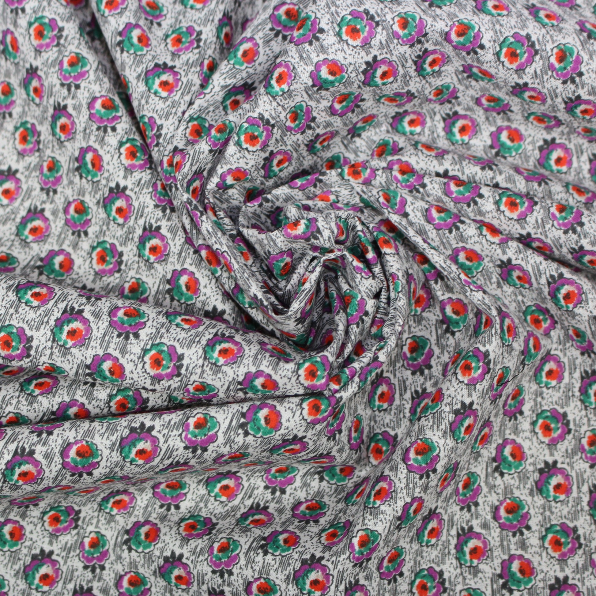 Tissus haute couture. Tissus au mètre pas cher. Tissus pas cher. Acheter tissus au mètre. Tissus français. Tissus de grandes maisons. Tissus haut de gamme. Tissus pour collection. Tissus pour createur. Jeune createur. Laine. Soie. Coton. Lin.
