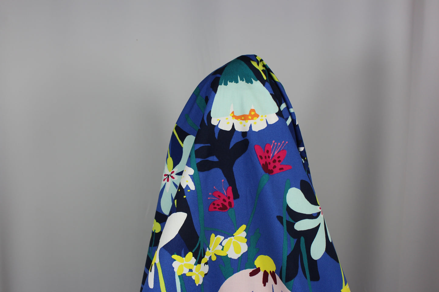 Tissus haute couture. Tissus au mètre pas cher. Tissus pas cher. Acheter tissus au mètre. Tissus français. Tissus de grandes maisons. Tissus haut de gamme. Tissus pour collection. Tissus pour createur. Jeune createur. Laine. Soie. Coton. Lin.