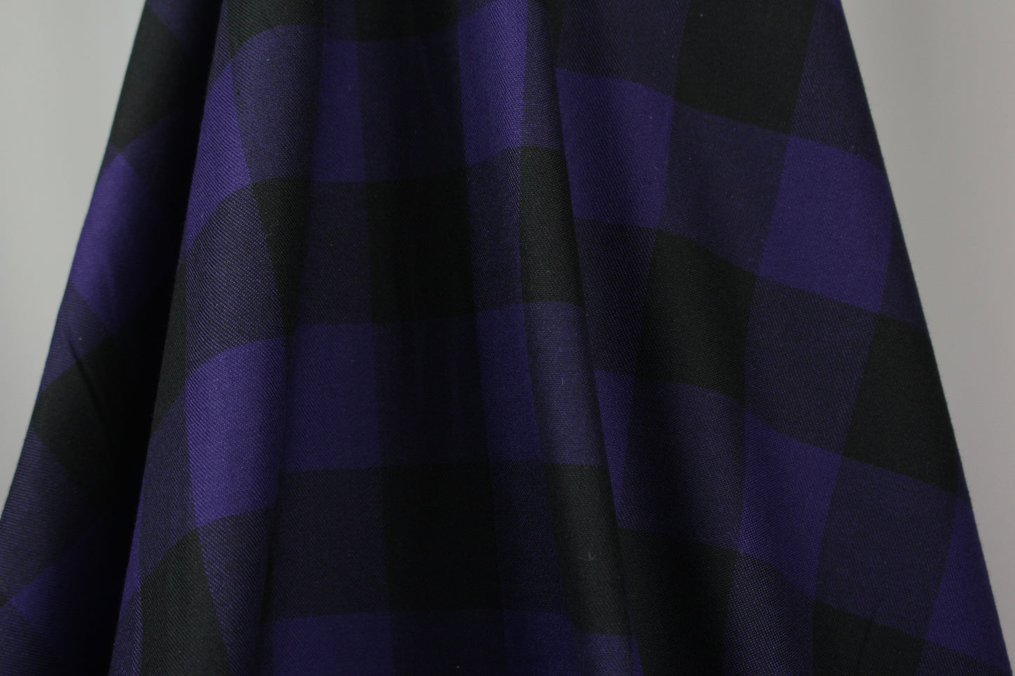 Tissus haute couture. Tissus au mètre pas cher. Tissus pas cher. Acheter tissus au mètre. Tissus français. Tissus de grandes maisons. Tissus haut de gamme. Tissus pour collection. Tissus pour createur. Jeune createur. Laine. Soie. Coton. Lin.
