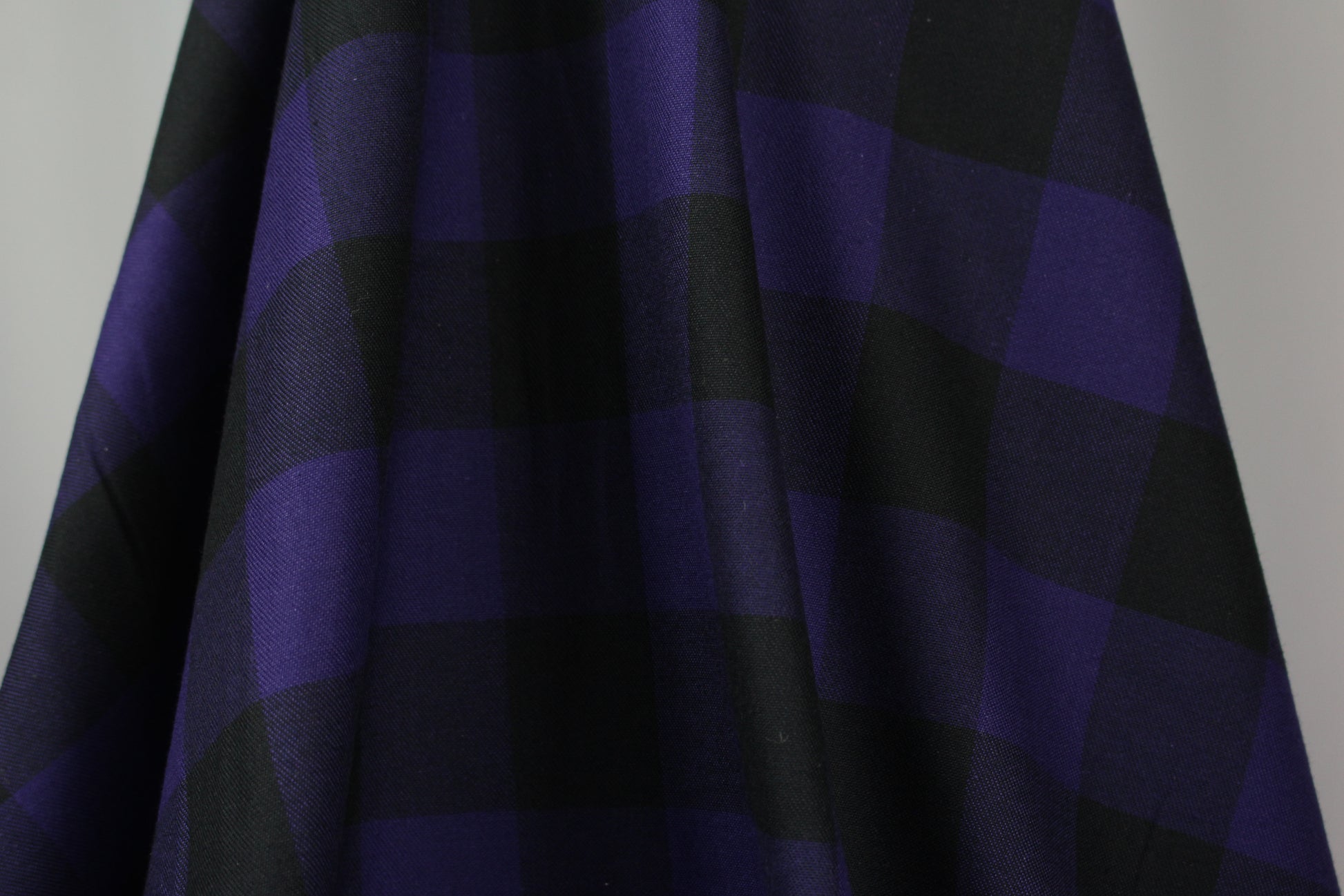Tissus haute couture. Tissus au mètre pas cher. Tissus pas cher. Acheter tissus au mètre. Tissus français. Tissus de grandes maisons. Tissus haut de gamme. Tissus pour collection. Tissus pour createur. Jeune createur. Laine. Soie. Coton. Lin.