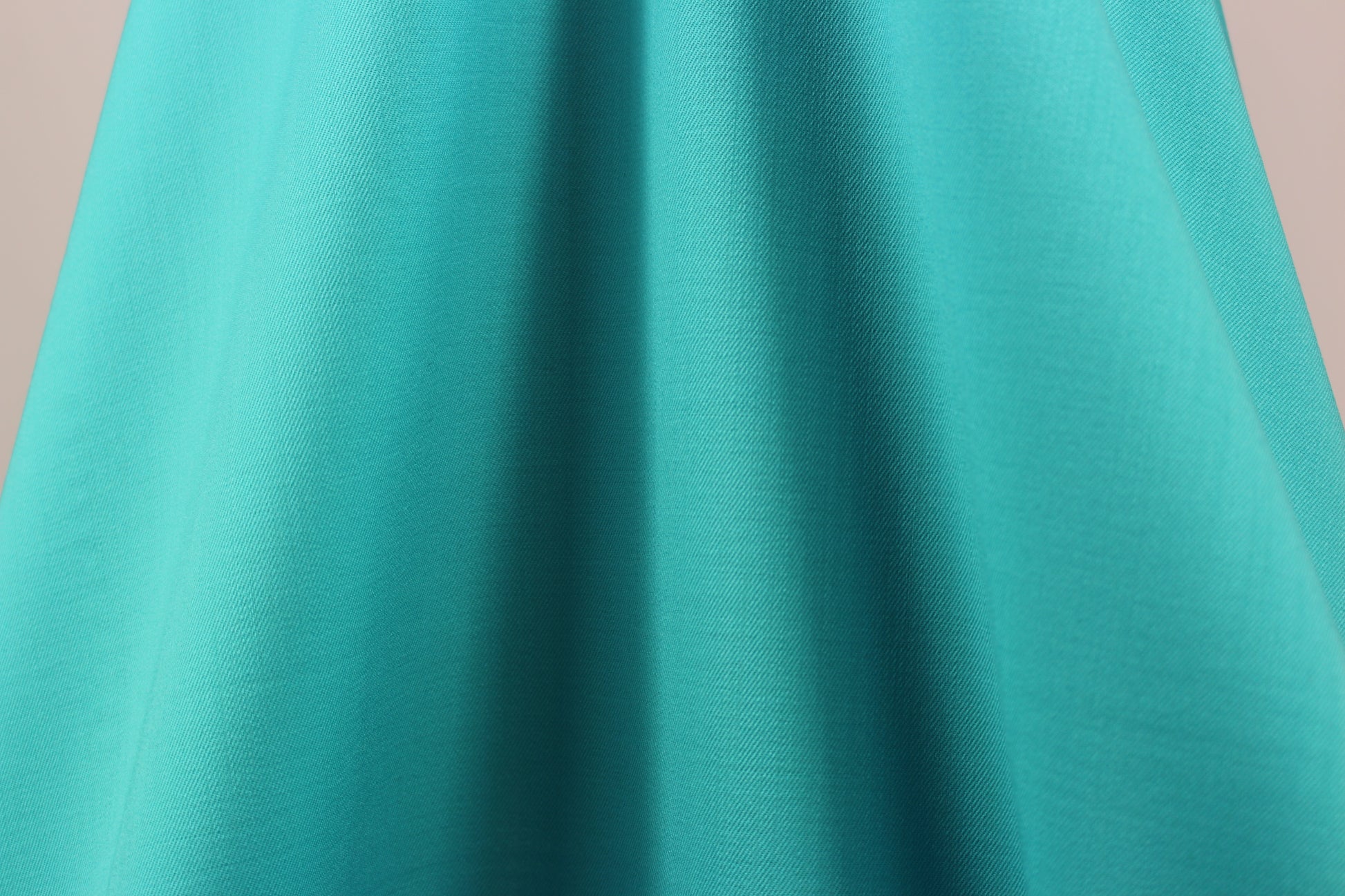 Tissus haute couture. Tissus au mètre pas cher. Tissus pas cher. Acheter tissus au mètre. Tissus français. Tissus de grandes maisons. Tissus haut de gamme. Tissus pour collection. Tissus pour createur. Jeune createur. Laine. Soie. Coton. Lin.