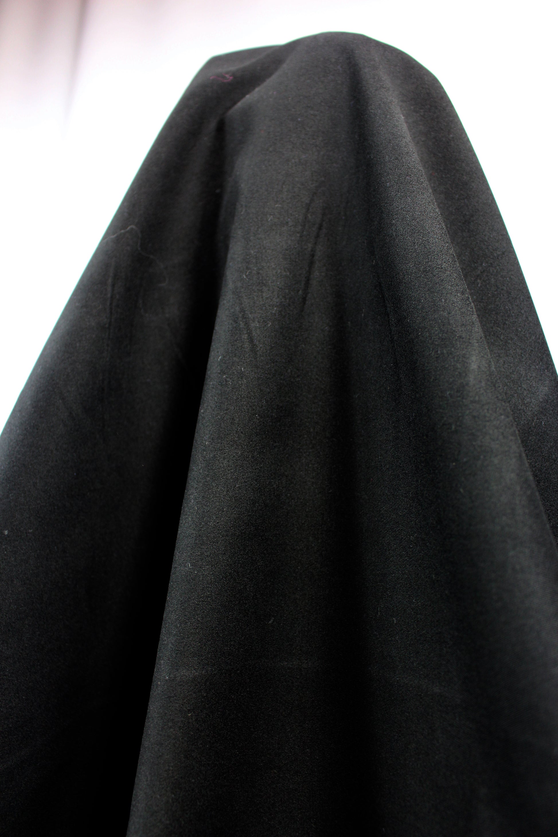 Tissus haute couture. Tissus au mètre pas cher. Tissus pas cher. Acheter tissus au mètre. Tissus français. Tissus de grandes maisons. Tissus haut de gamme. Tissus pour collection. Tissus pour createur. Jeune createur. Laine. Soie. Coton. Lin.