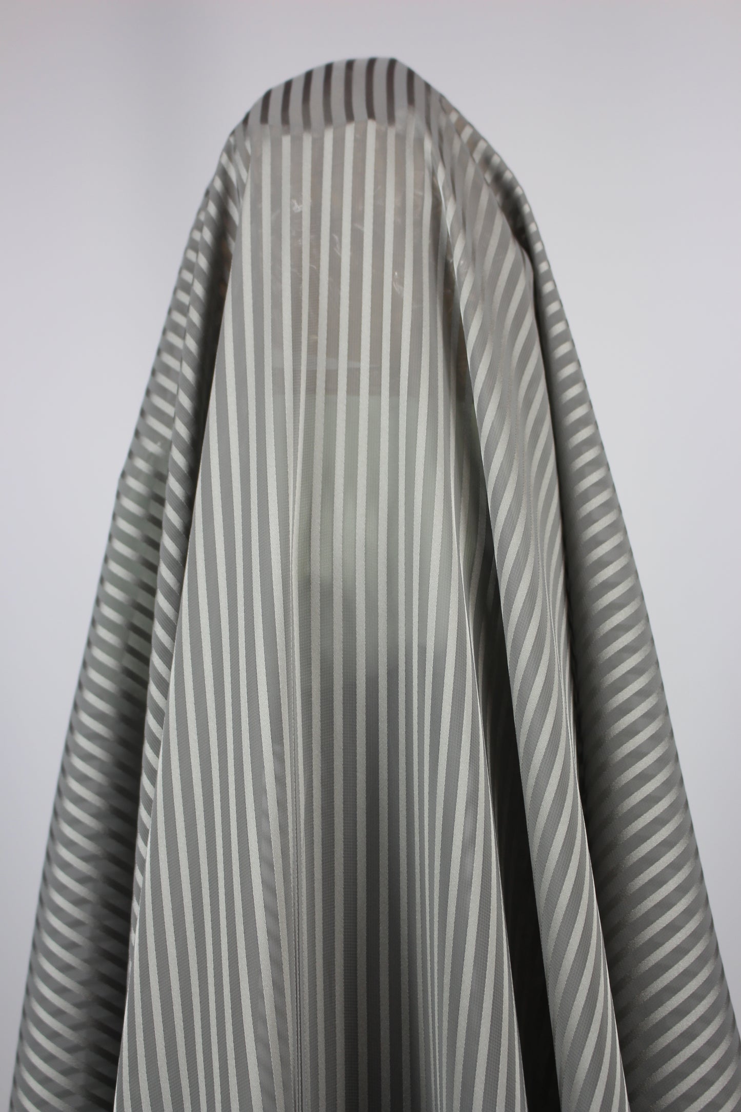Tissus haute couture. Tissus au mètre pas cher. Tissus pas cher. Acheter tissus au mètre. Tissus français. Tissus de grandes maisons. Tissus haut de gamme. Tissus pour collection. Tissus pour createur. Jeune createur. Laine. Soie. Coton. Lin.