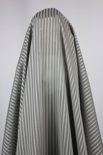 Tissus haute couture. Tissus au mètre pas cher. Tissus pas cher. Acheter tissus au mètre. Tissus français. Tissus de grandes maisons. Tissus haut de gamme. Tissus pour collection. Tissus pour createur. Jeune createur. Laine. Soie. Coton. Lin.