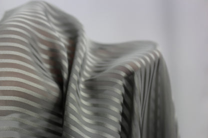 Tissus haute couture. Tissus au mètre pas cher. Tissus pas cher. Acheter tissus au mètre. Tissus français. Tissus de grandes maisons. Tissus haut de gamme. Tissus pour collection. Tissus pour createur. Jeune createur. Laine. Soie. Coton. Lin.