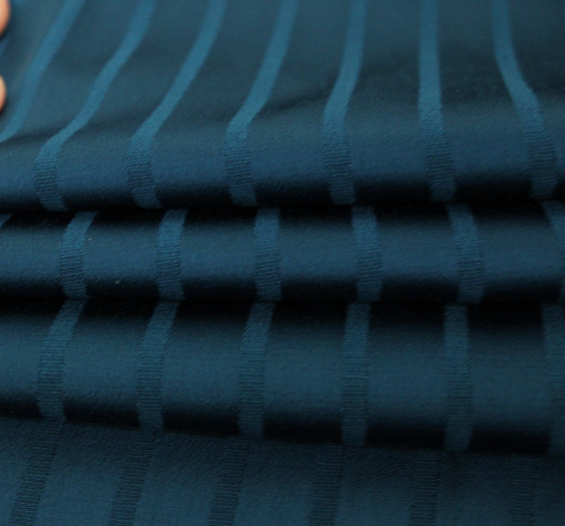 Tissu crêpe satin - à rayures - bleu canard - photo 2/3 | So Tissus