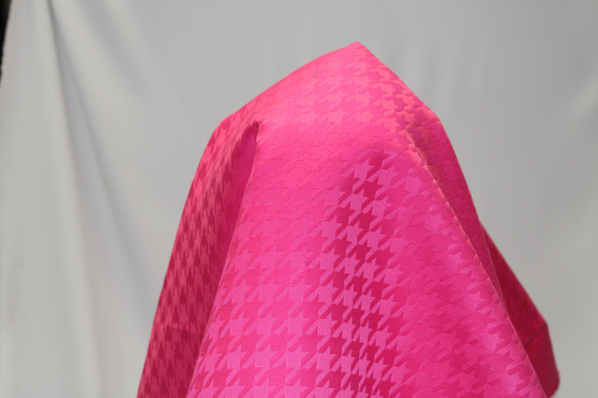 Tissu - gabardine coton - pied de poule - fuchsia - photo 4/4 | So Tissus