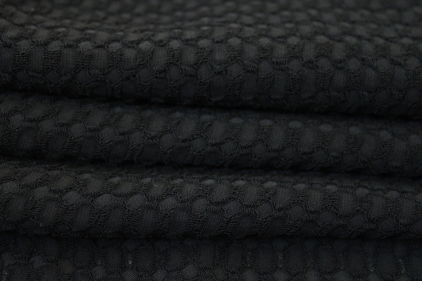 Tissu crêpe gaufré - noir - photo 2/3 | So Tissus
