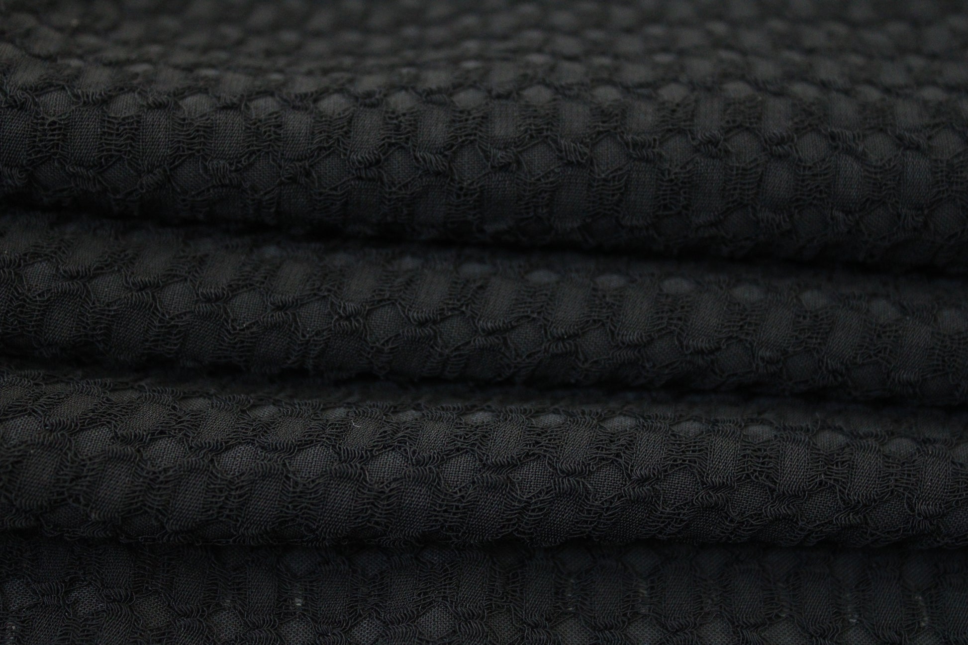 Tissu crêpe gaufré - noir - photo 2/3 | So Tissus
