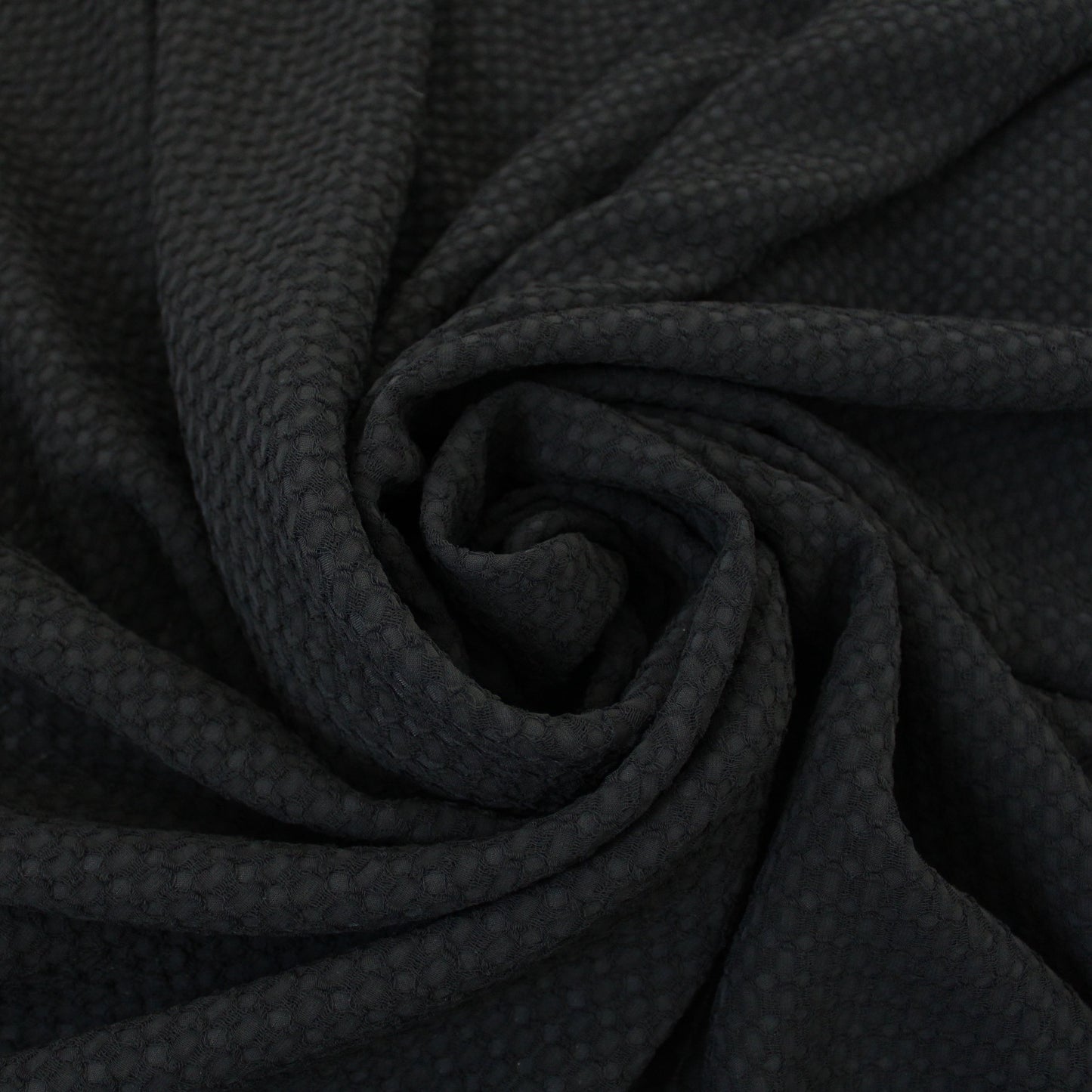 Tissu crêpe gaufré - noir - photo 1/3 | So Tissus