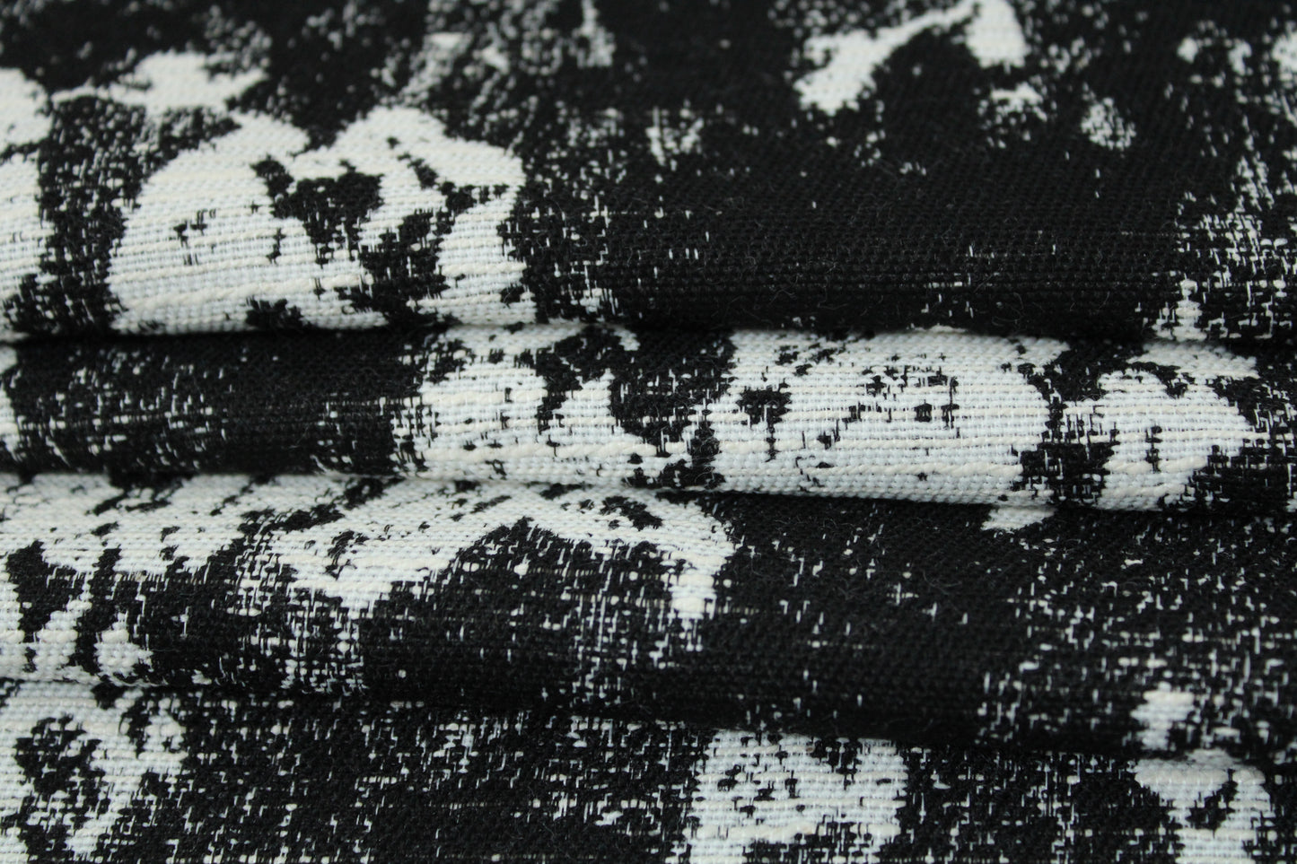 Tissu brocart - motif tâcheté - noir et blanc - photo 2/4 | So Tissus