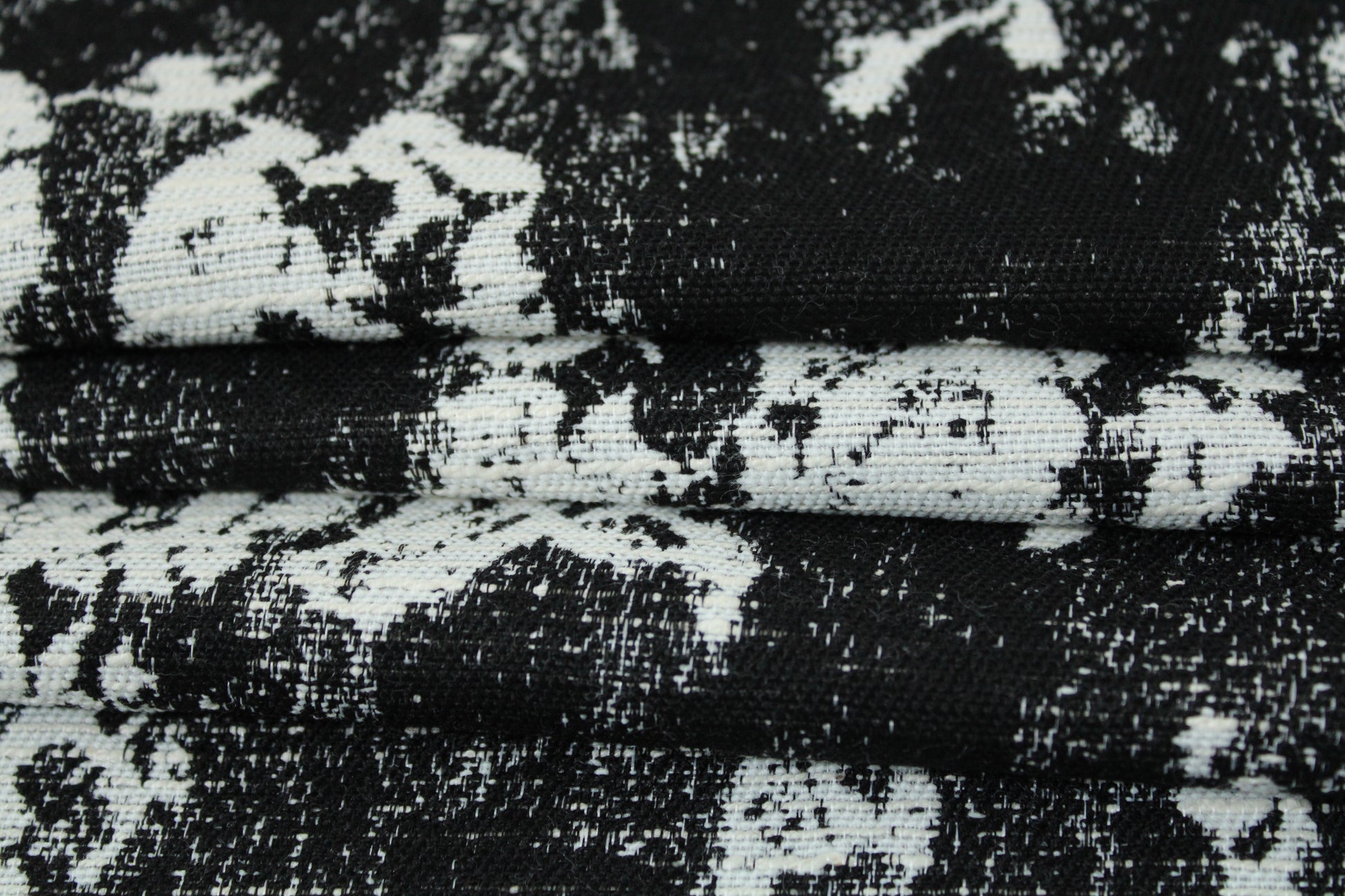 Tissu brocart - motif tâcheté - noir et blanc - photo 2/4 | So Tissus