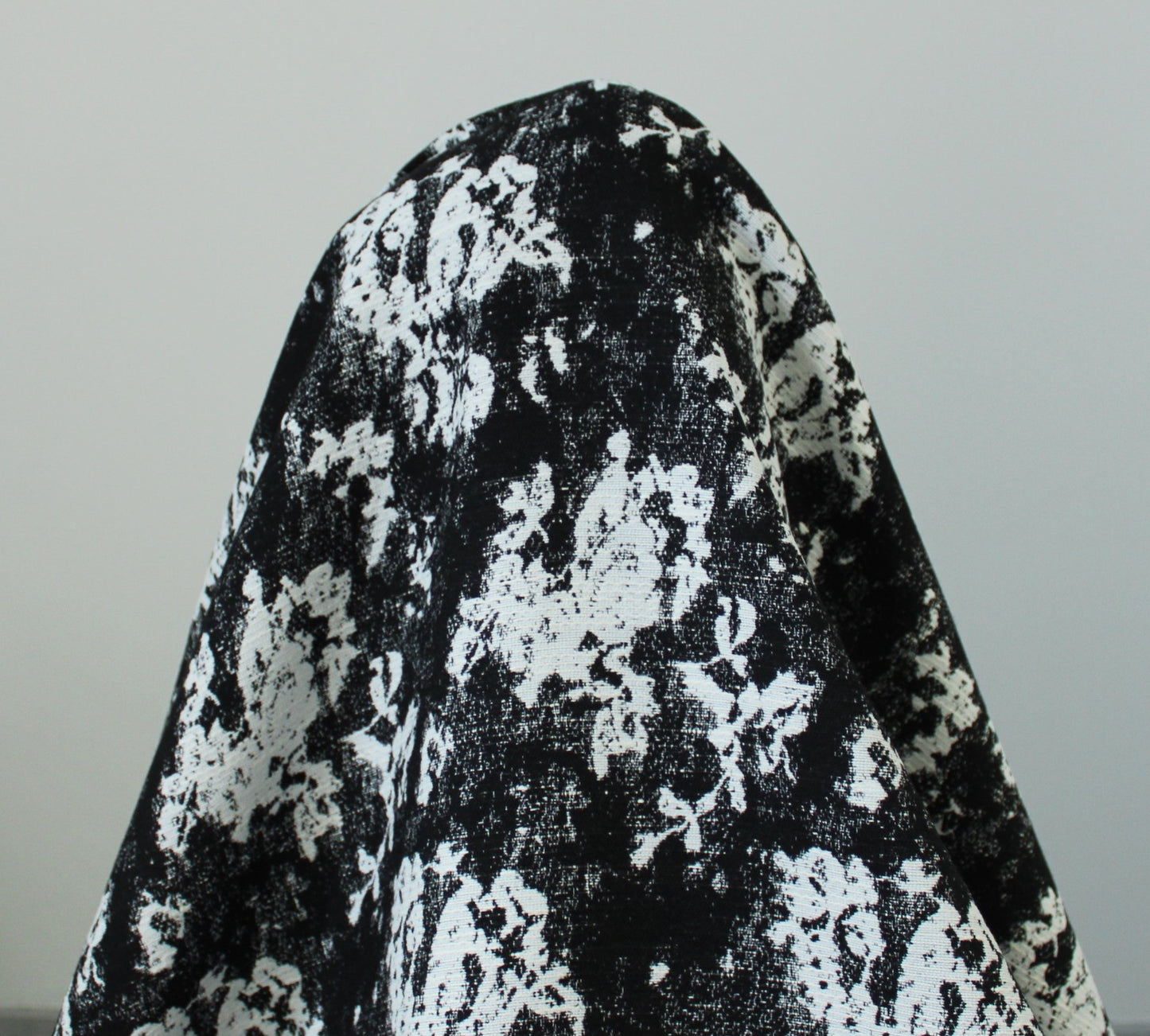 Tissu brocart - motif tâcheté - noir et blanc - photo 3/4 | So Tissus