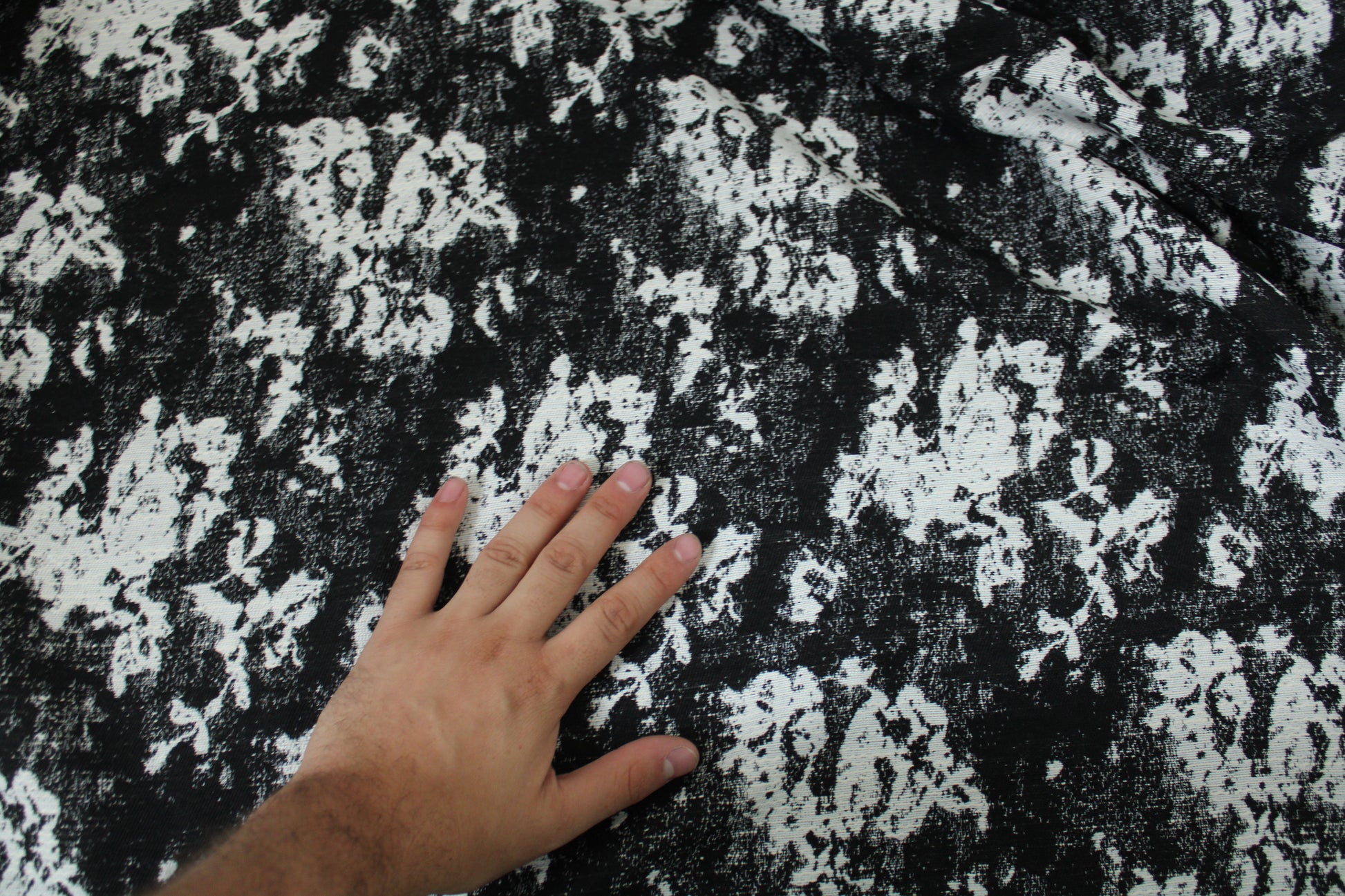 Tissu brocart - motif tâcheté - noir et blanc - photo 4/4 | So Tissus