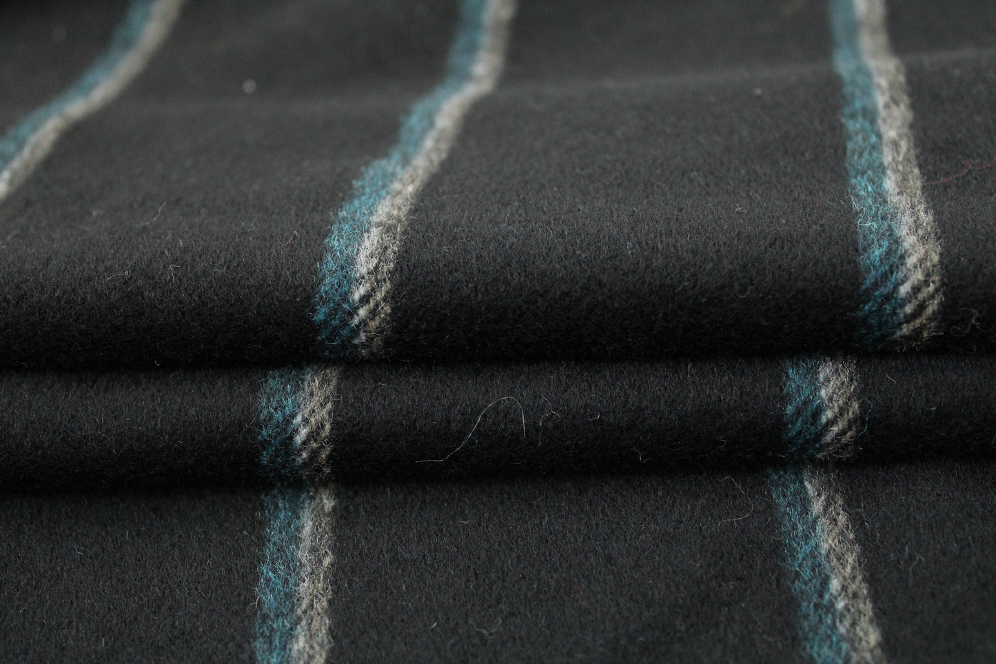 Tissu drap de laine - noir à rayures - photo 2/4 | So Tissus