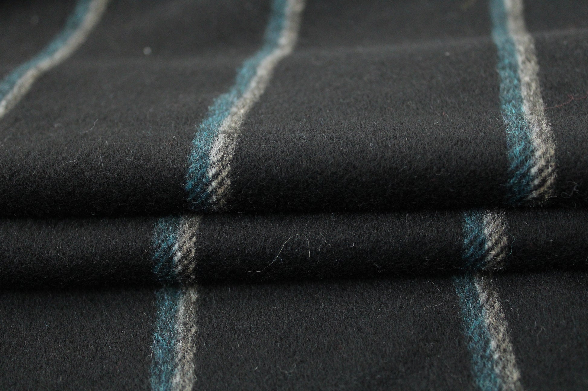 Tissu drap de laine - noir à rayures - photo 2/4 | So Tissus