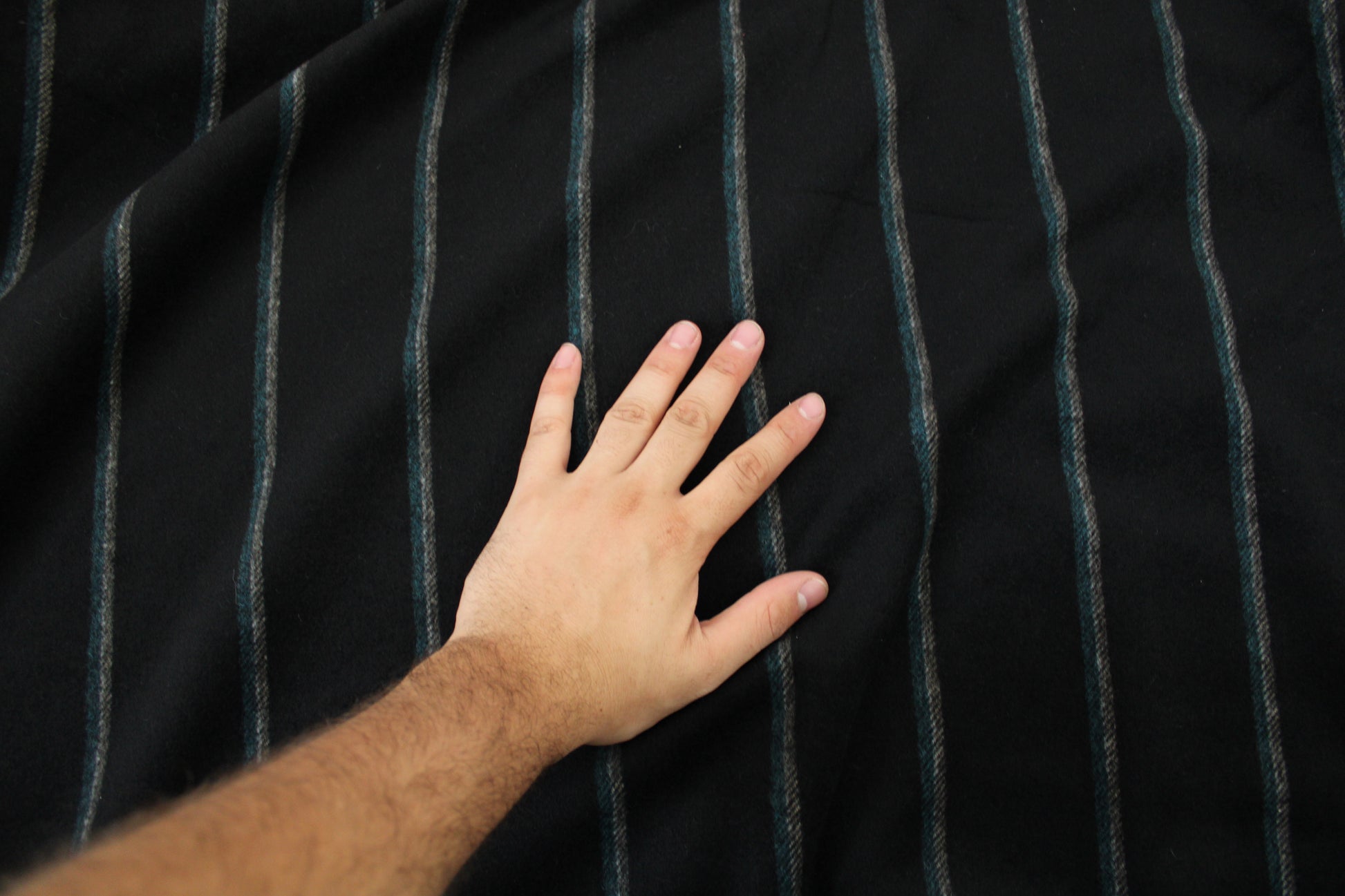 Tissu drap de laine - noir à rayures - photo 4/4 | So Tissus