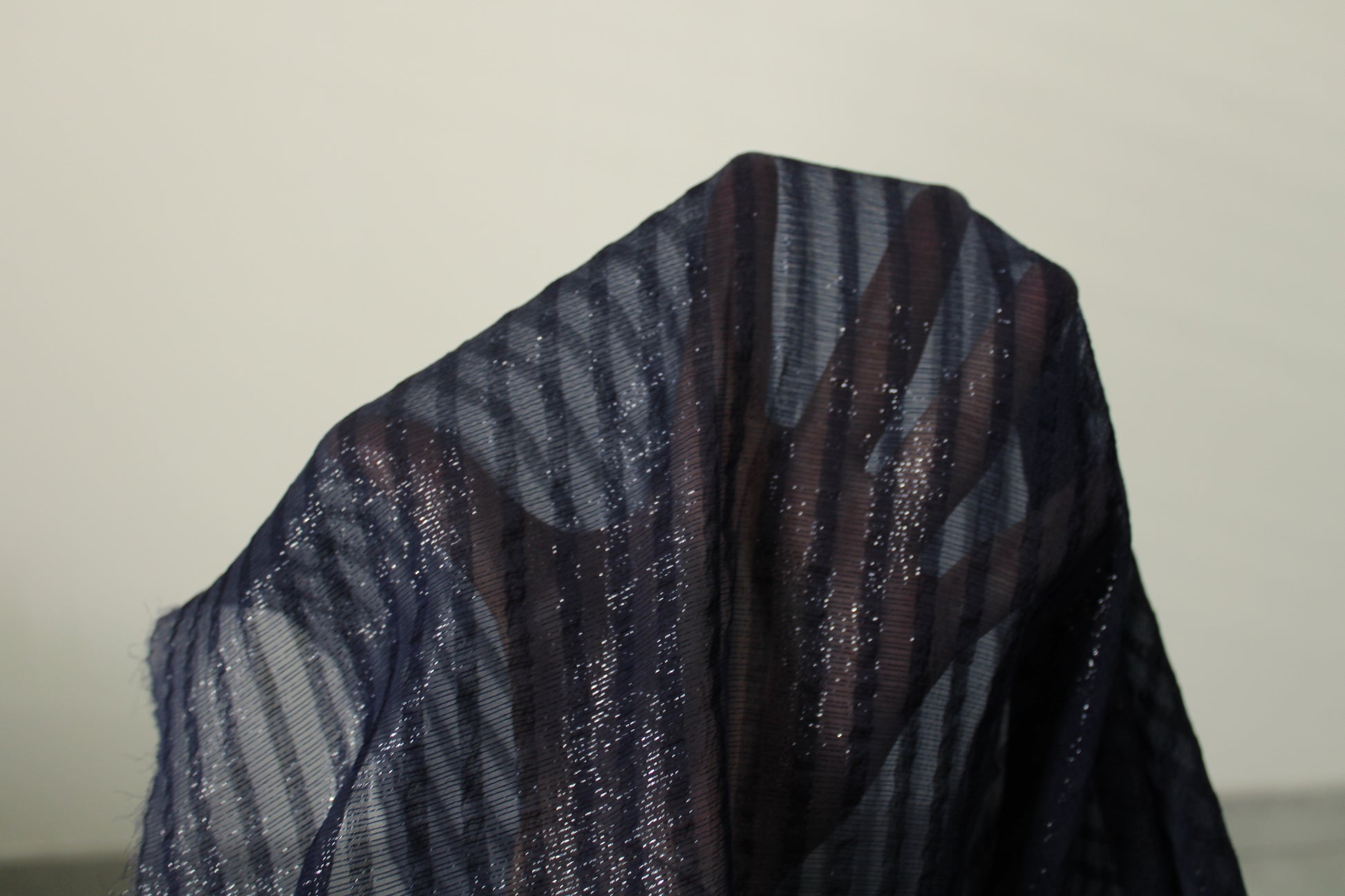 Tissu mousseline de soie et lurex - à rayures ton bleu marine - photo 4/4 | So Tissus