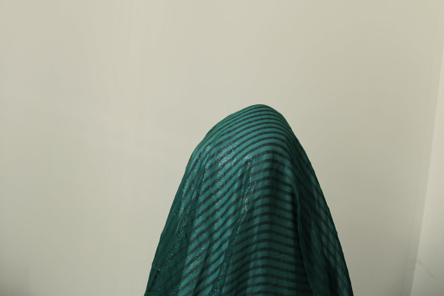 Tissu mousseline de soie et lurex - à rayures ton vert bouteille - photo 3/4 | So Tissus