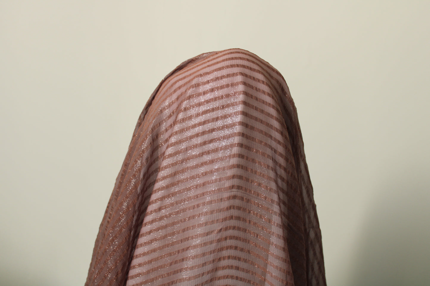 Tissu mousseline de soie et lurex - à rayures ton taupe - photo 3/4 | So Tissus