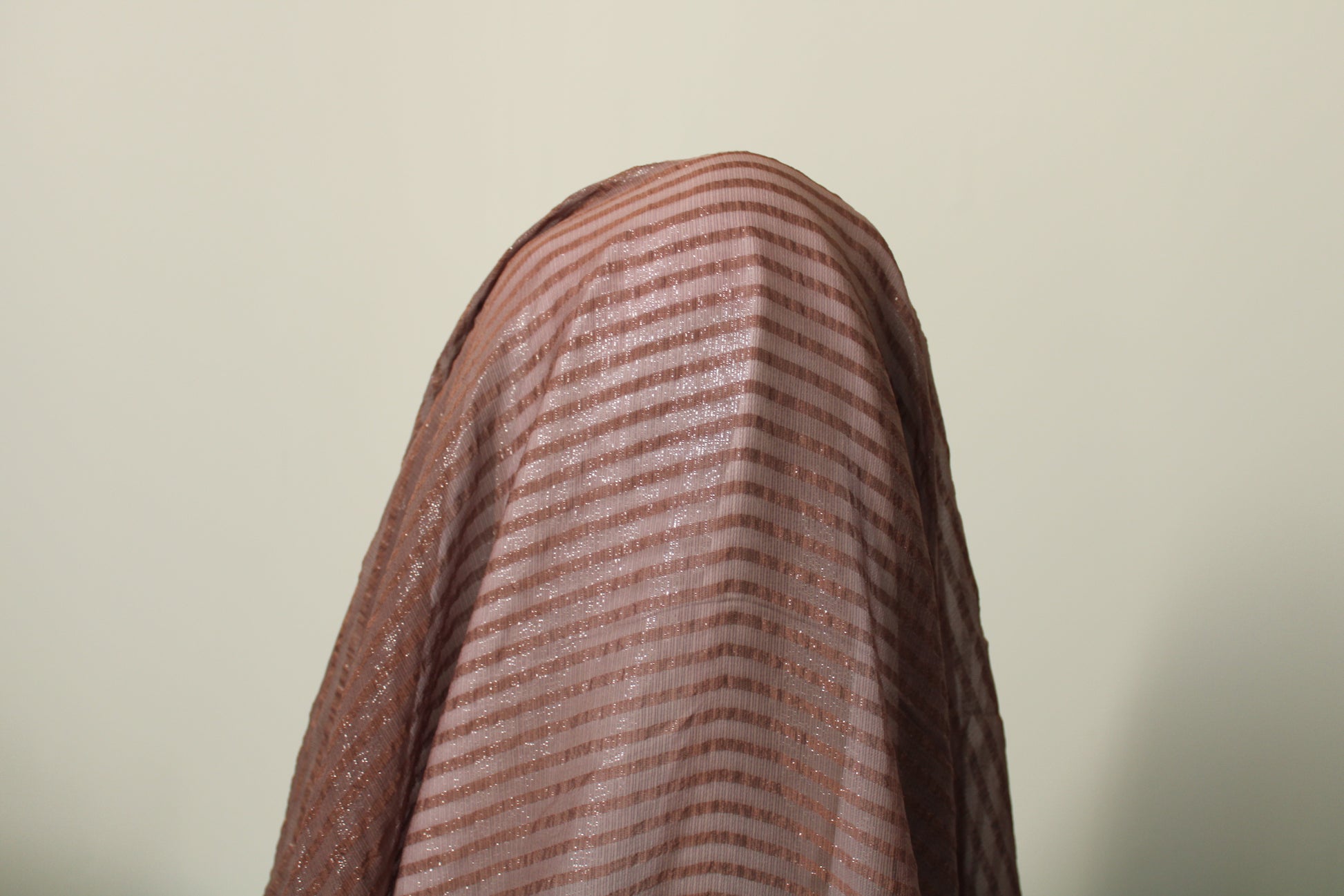 Tissu mousseline de soie et lurex - à rayures ton taupe - photo 3/4 | So Tissus