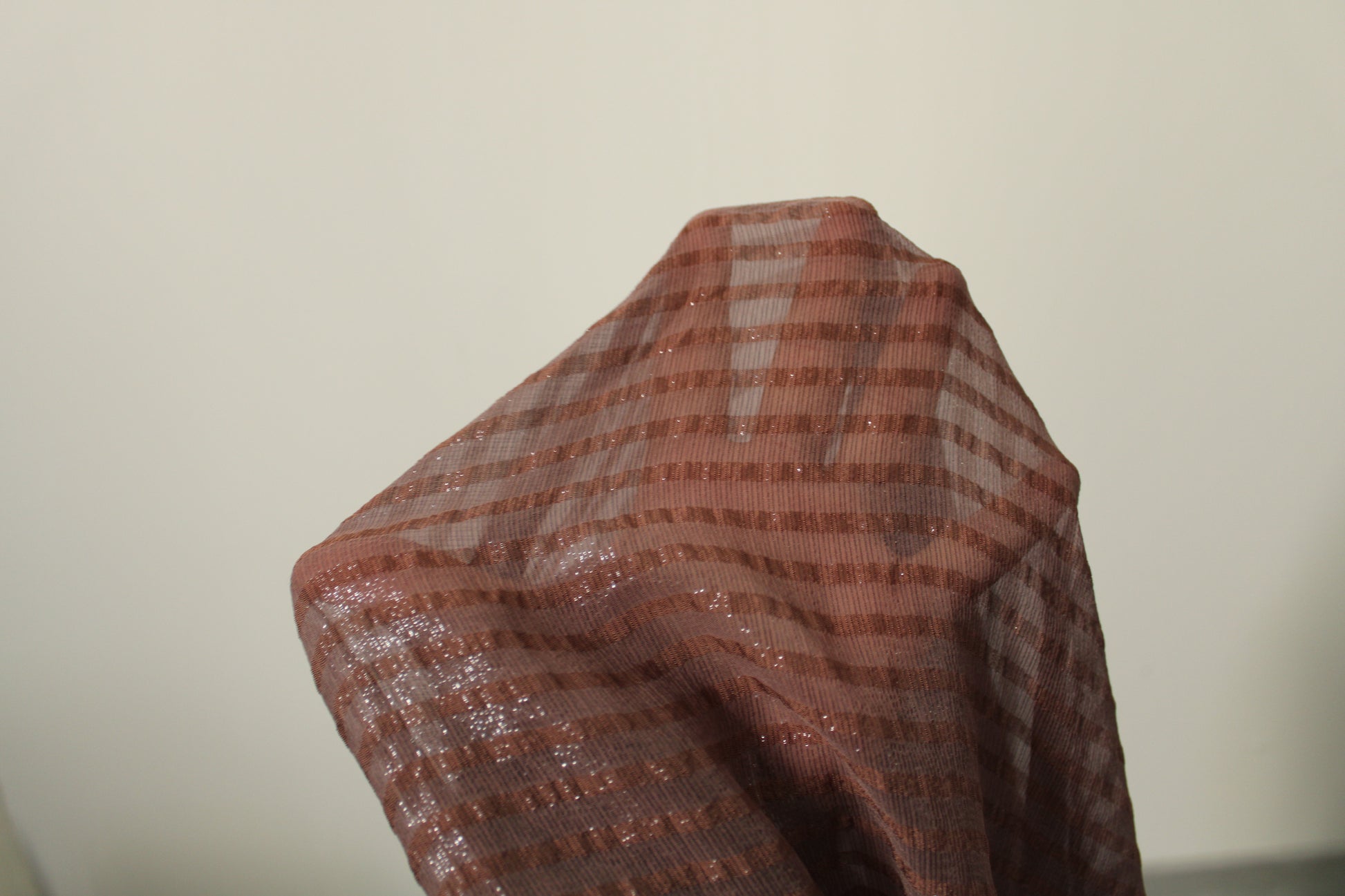 Tissu mousseline de soie et lurex - à rayures ton taupe - photo 4/4 | So Tissus