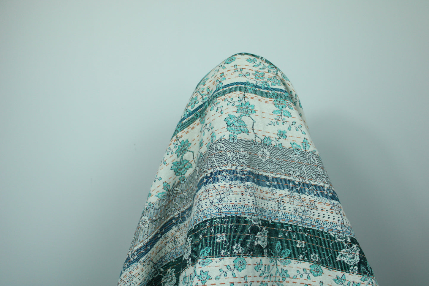 Tissu brocart motif fleuri - ton bleu - photo 3/4 | So Tissus