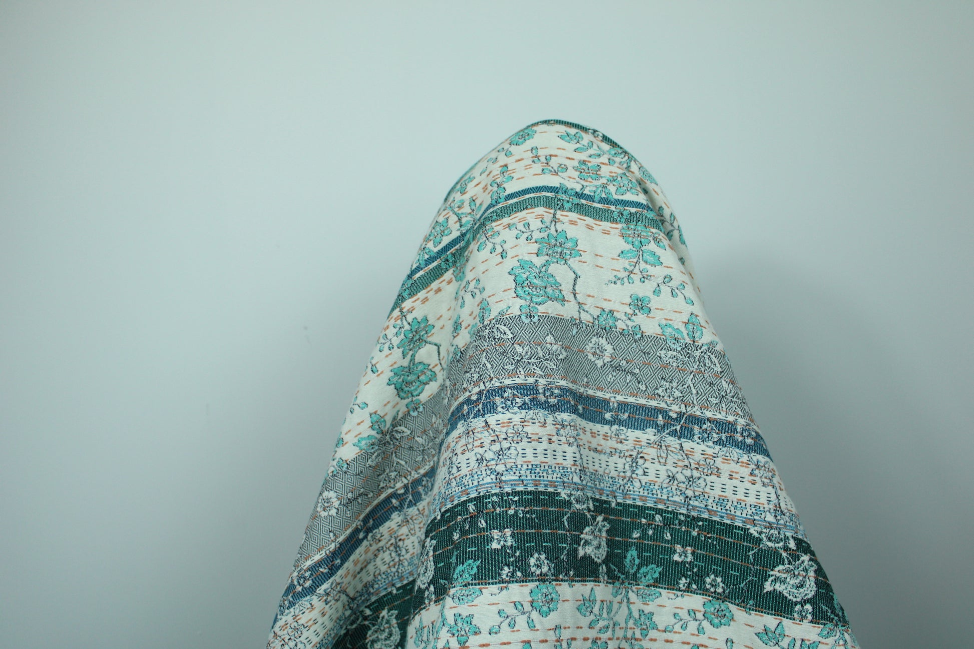 Tissu brocart motif fleuri - ton bleu - photo 3/4 | So Tissus