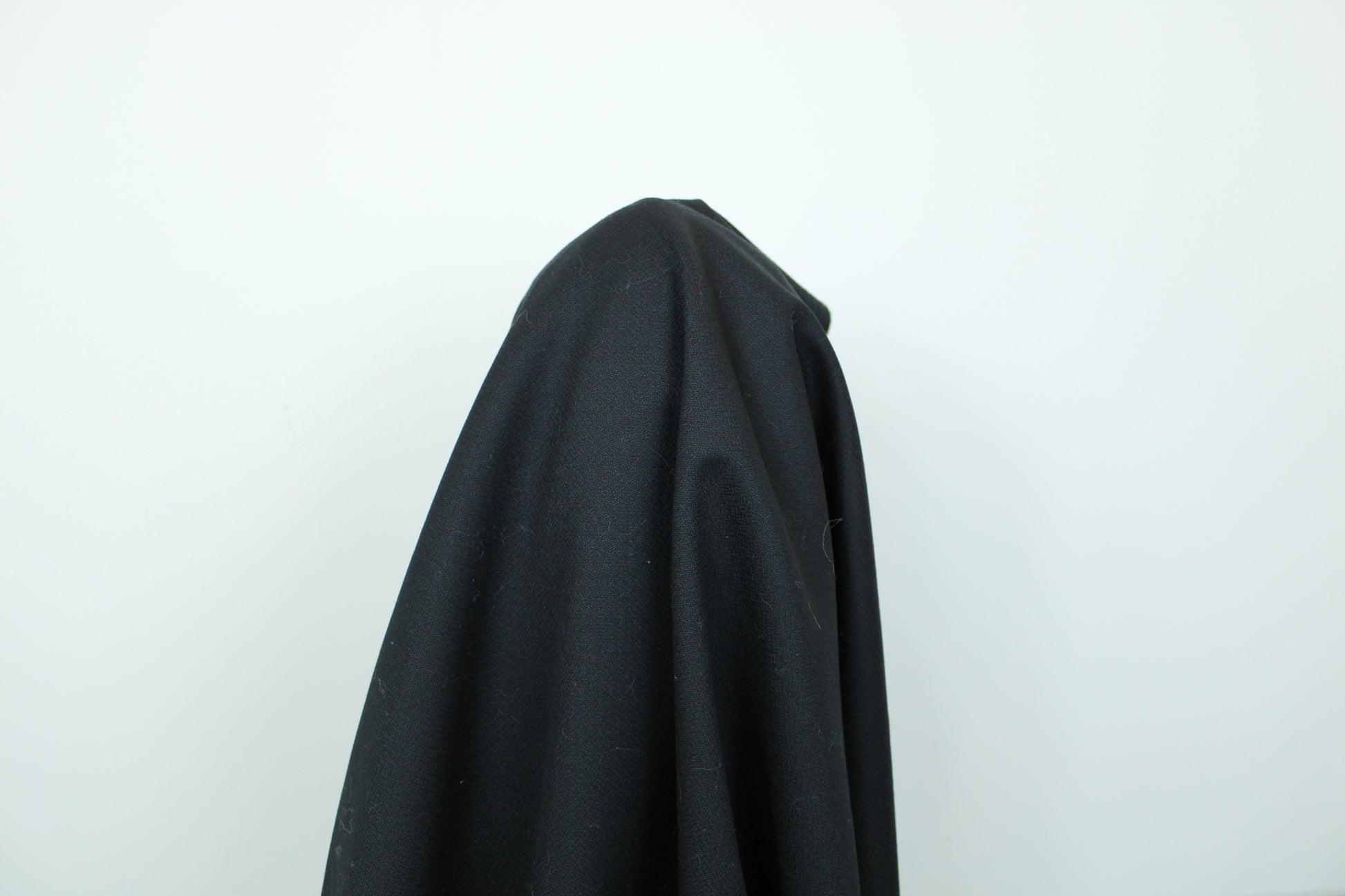 Tissu crêpe de laine - noir - photo 3/4 | So Tissus