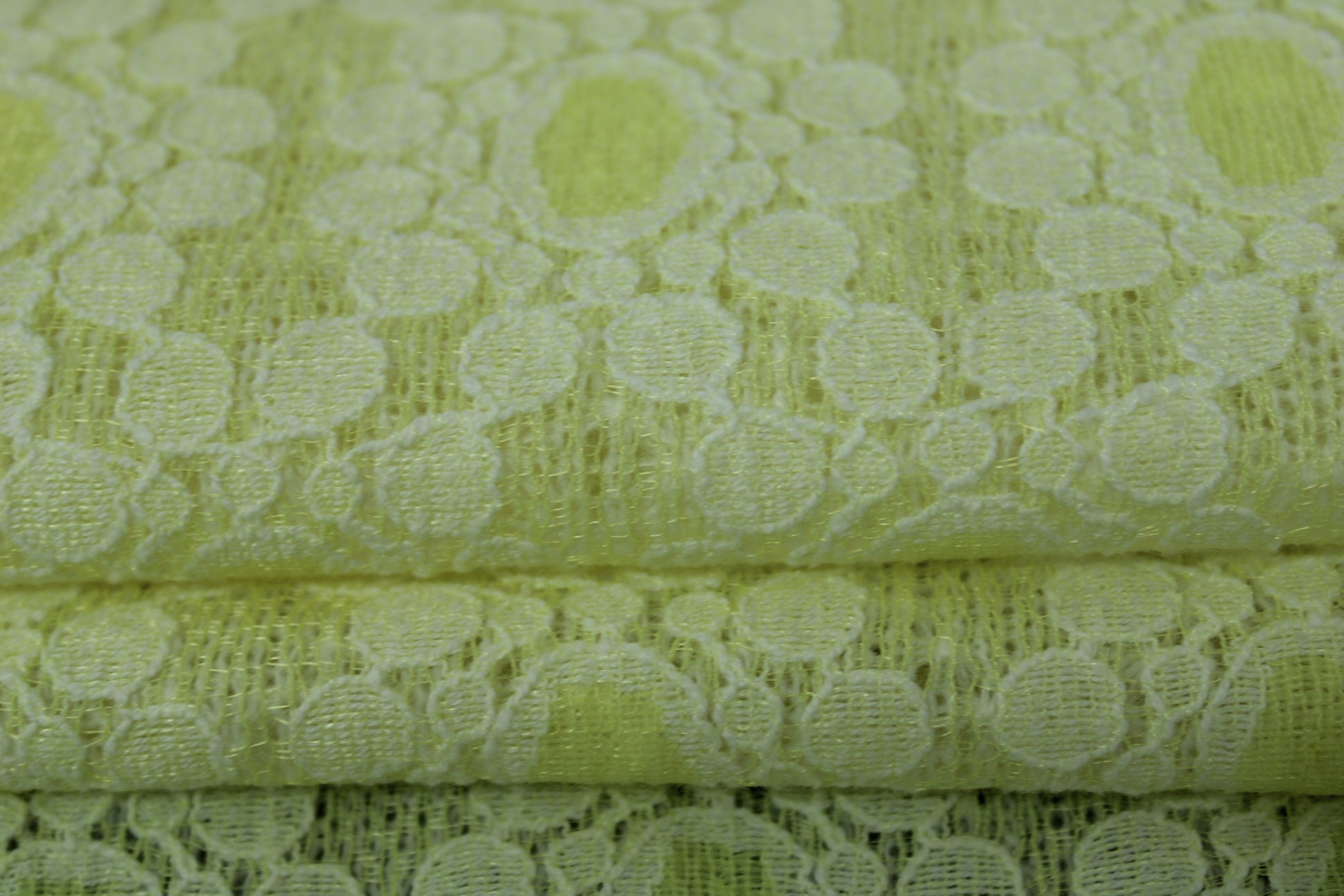Tissu dentelle épaisse - jaune pâle - photo 2/4 | So Tissus