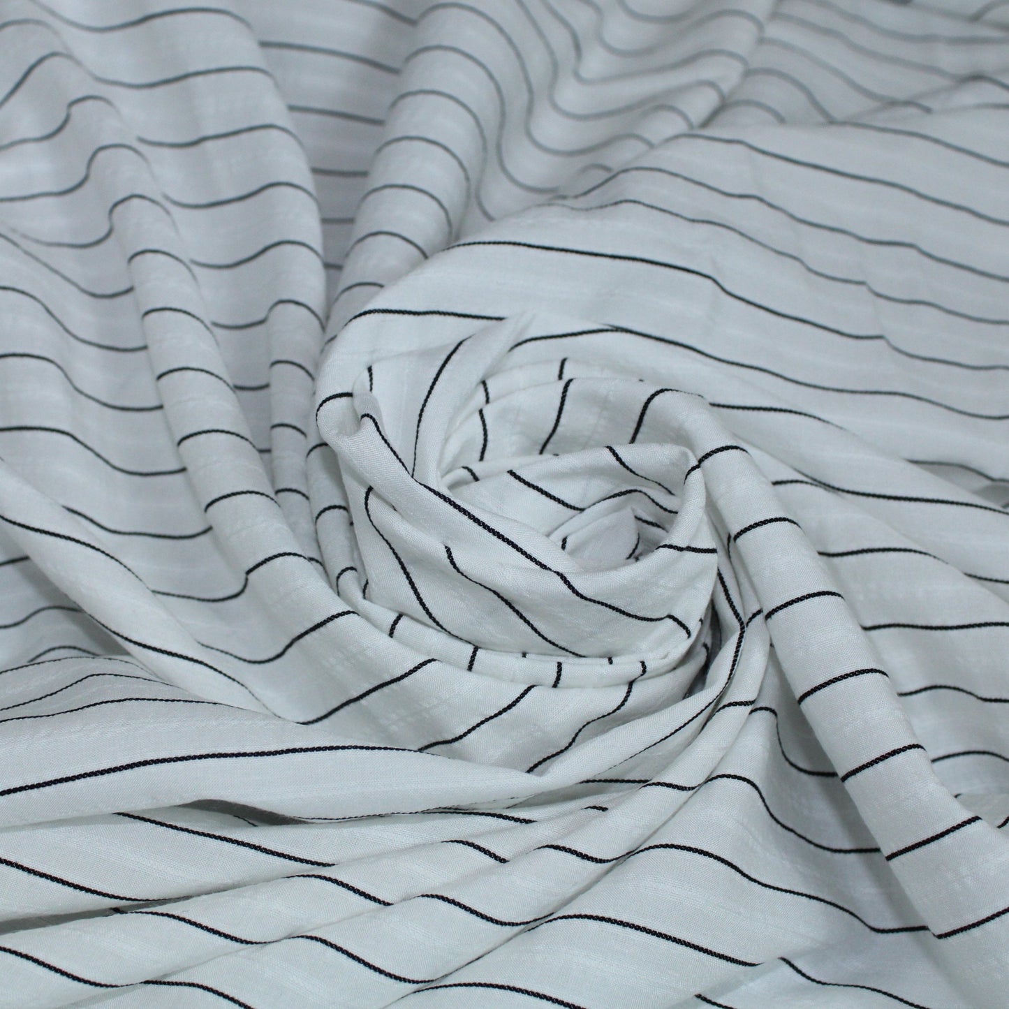 Tissu javanaise de viscose - à rayures noires - photo 1/4 | So Tissus