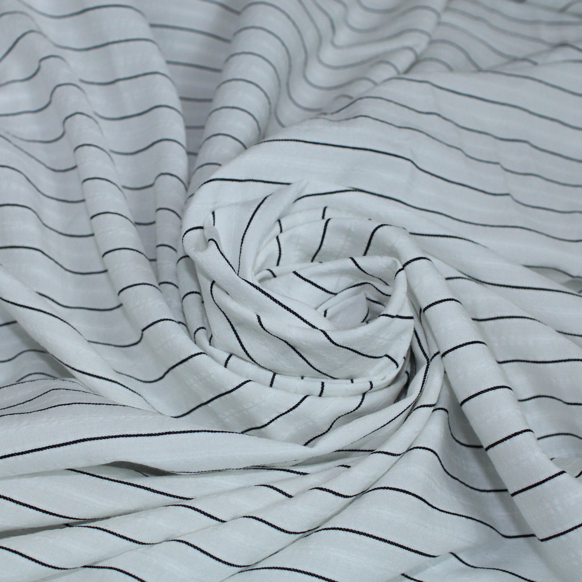 Tissu javanaise de viscose - à rayures noires - photo 1/4 | So Tissus