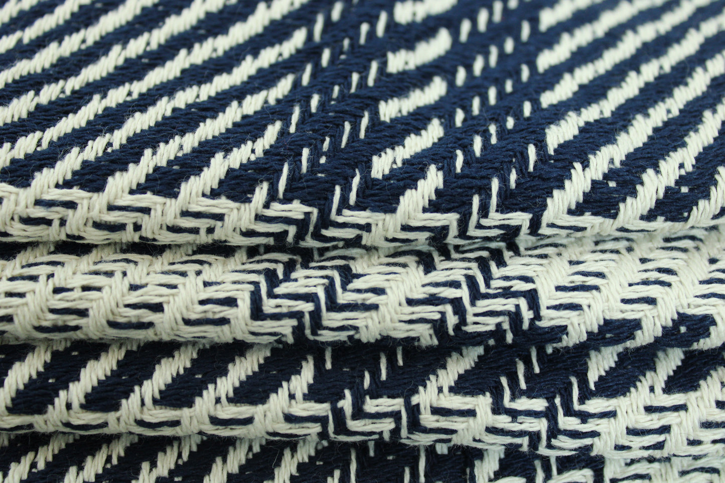 Tissu tweed coton - à carreaux blanc et bleu marine - photo 2/4 | So Tissus