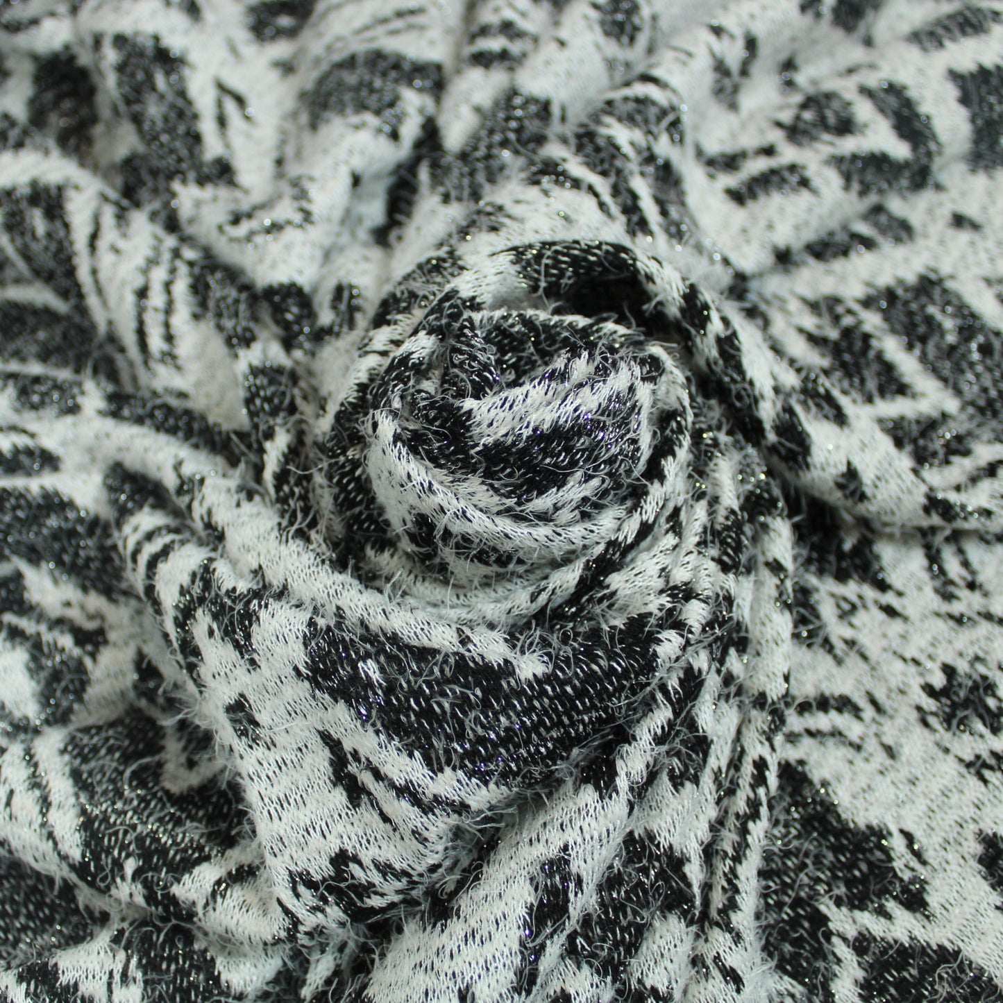 Tissu maille duveteuse - noir et blanc - photo 1/4 | So Tissus