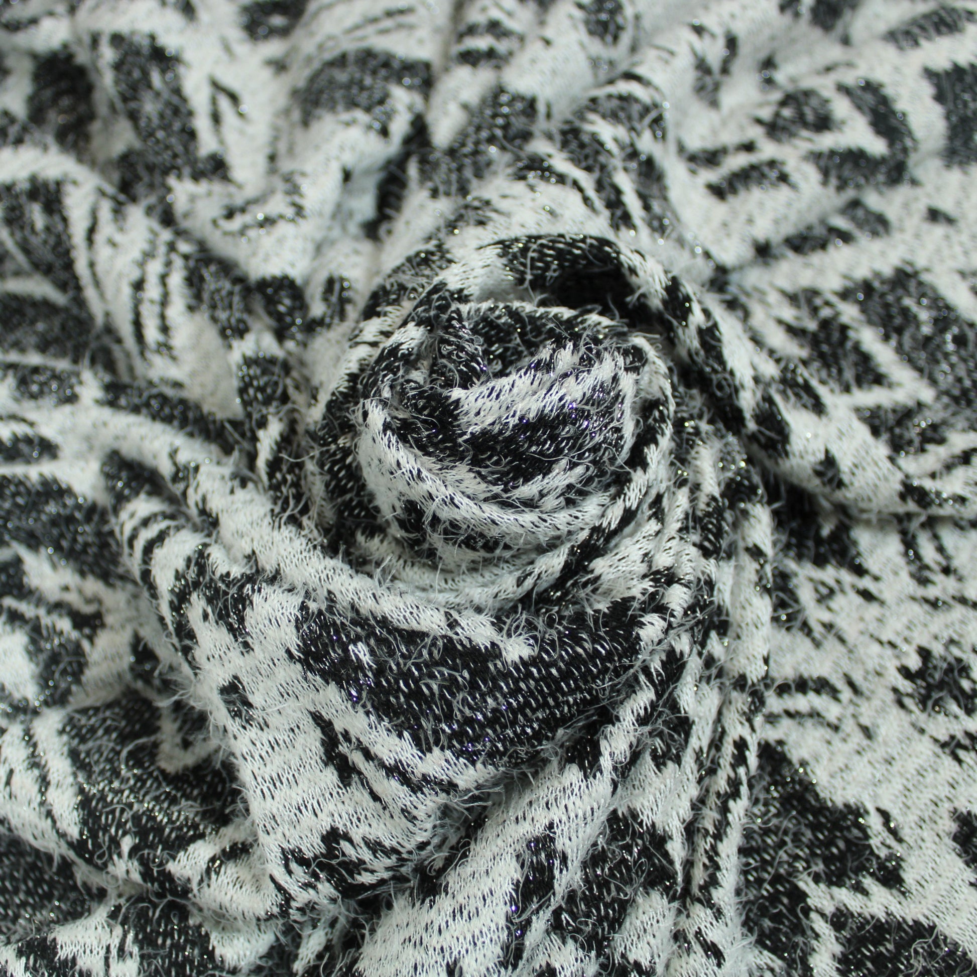 Tissu maille duveteuse - noir et blanc - photo 1/4 | So Tissus