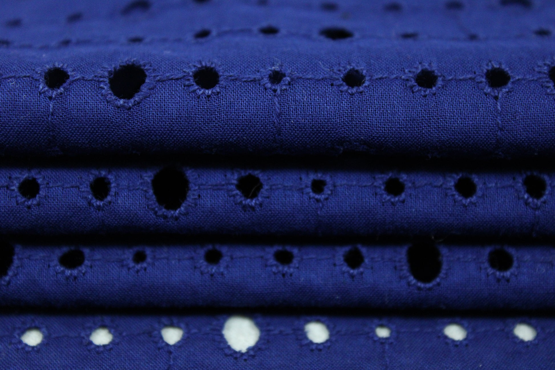 Tissu broderie anglaise - bleu nuit - photo 2/5 | So Tissus