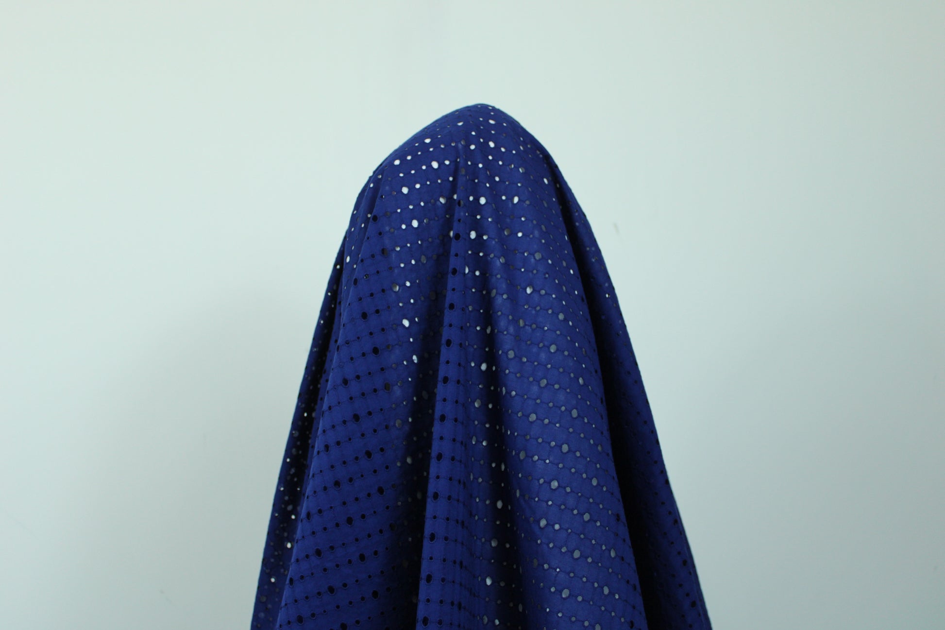 Tissu broderie anglaise - bleu nuit - photo 3/5 | So Tissus