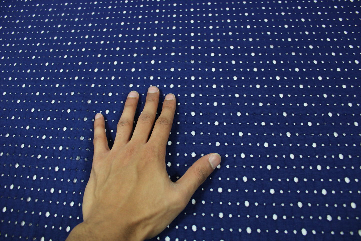 Tissu broderie anglaise - bleu nuit - photo 4/5 | So Tissus