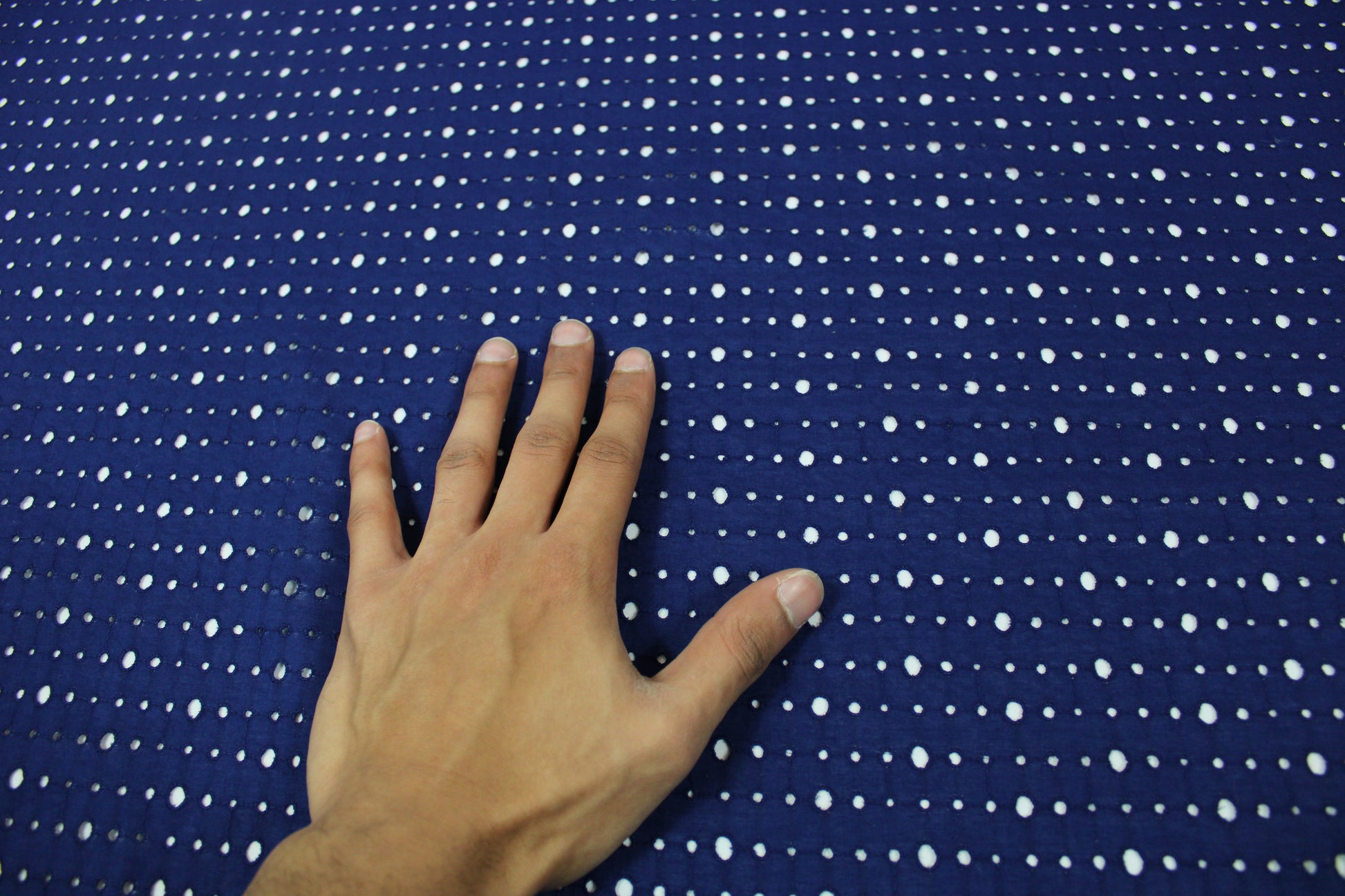 Tissu broderie anglaise - bleu nuit - photo 4/5 | So Tissus