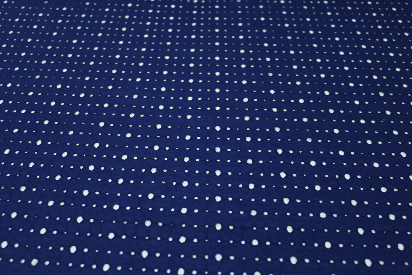 Tissu broderie anglaise - bleu nuit - photo 5/5 | So Tissus