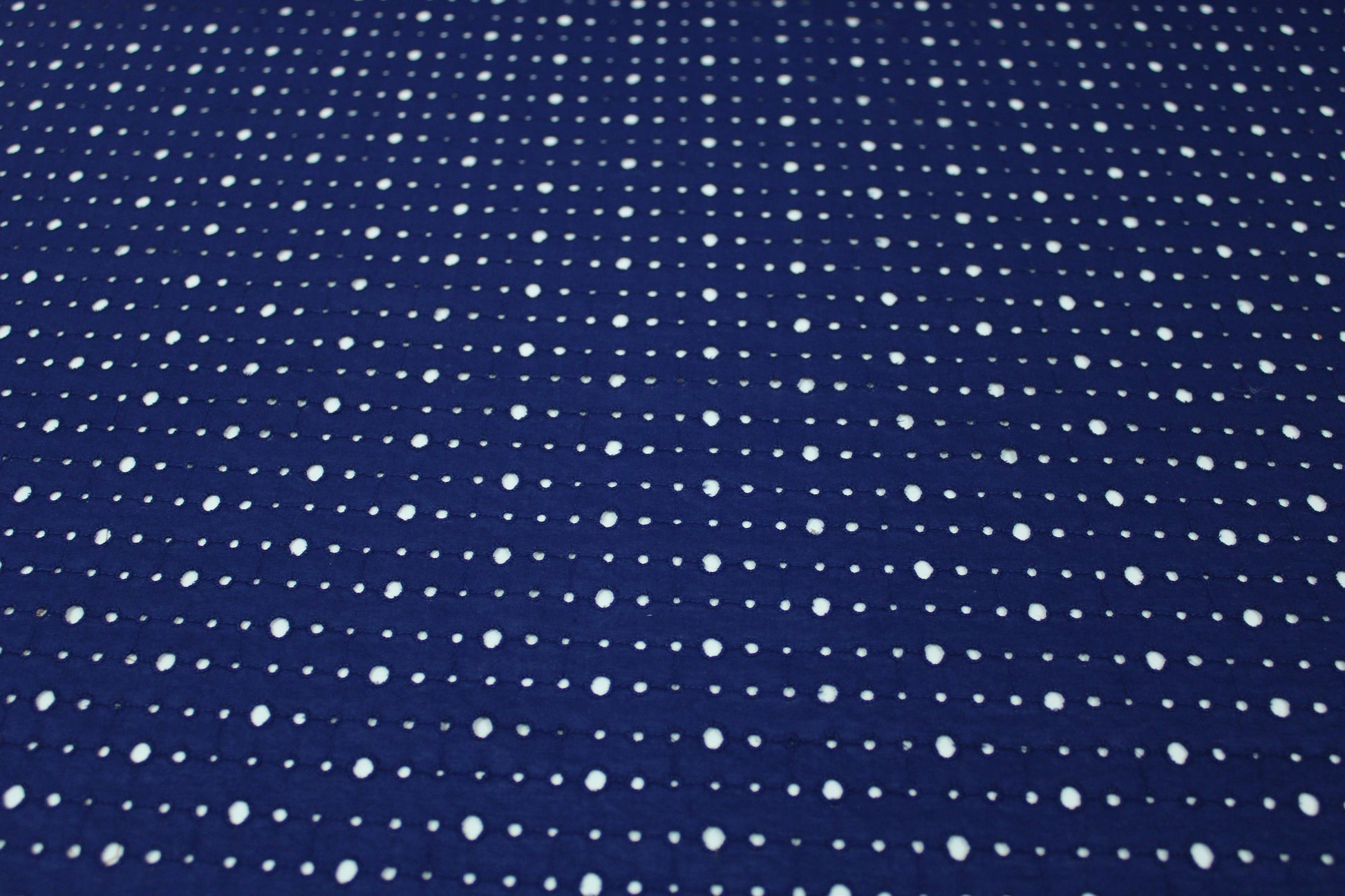 Tissu broderie anglaise - bleu nuit - photo 5/5 | So Tissus