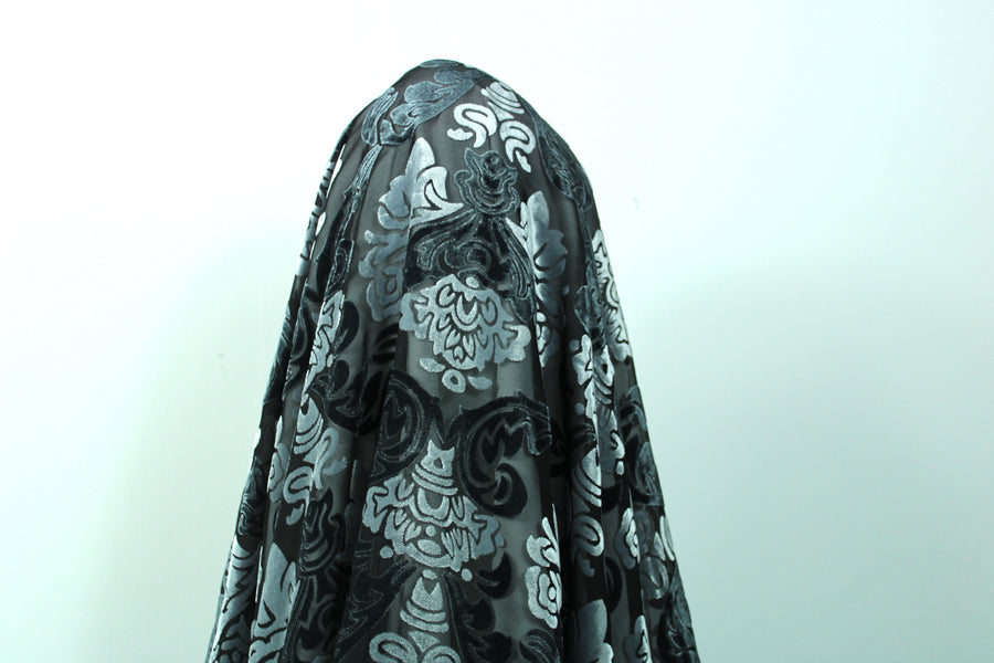 Tissu dévoré de viscose - imprimé baroque - gris et noir
